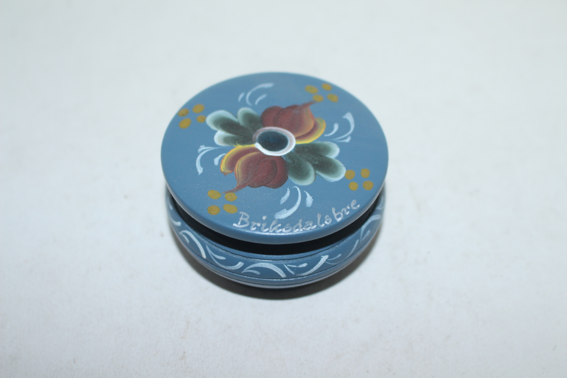 유럽산 나무에 화문그림이 있는향합