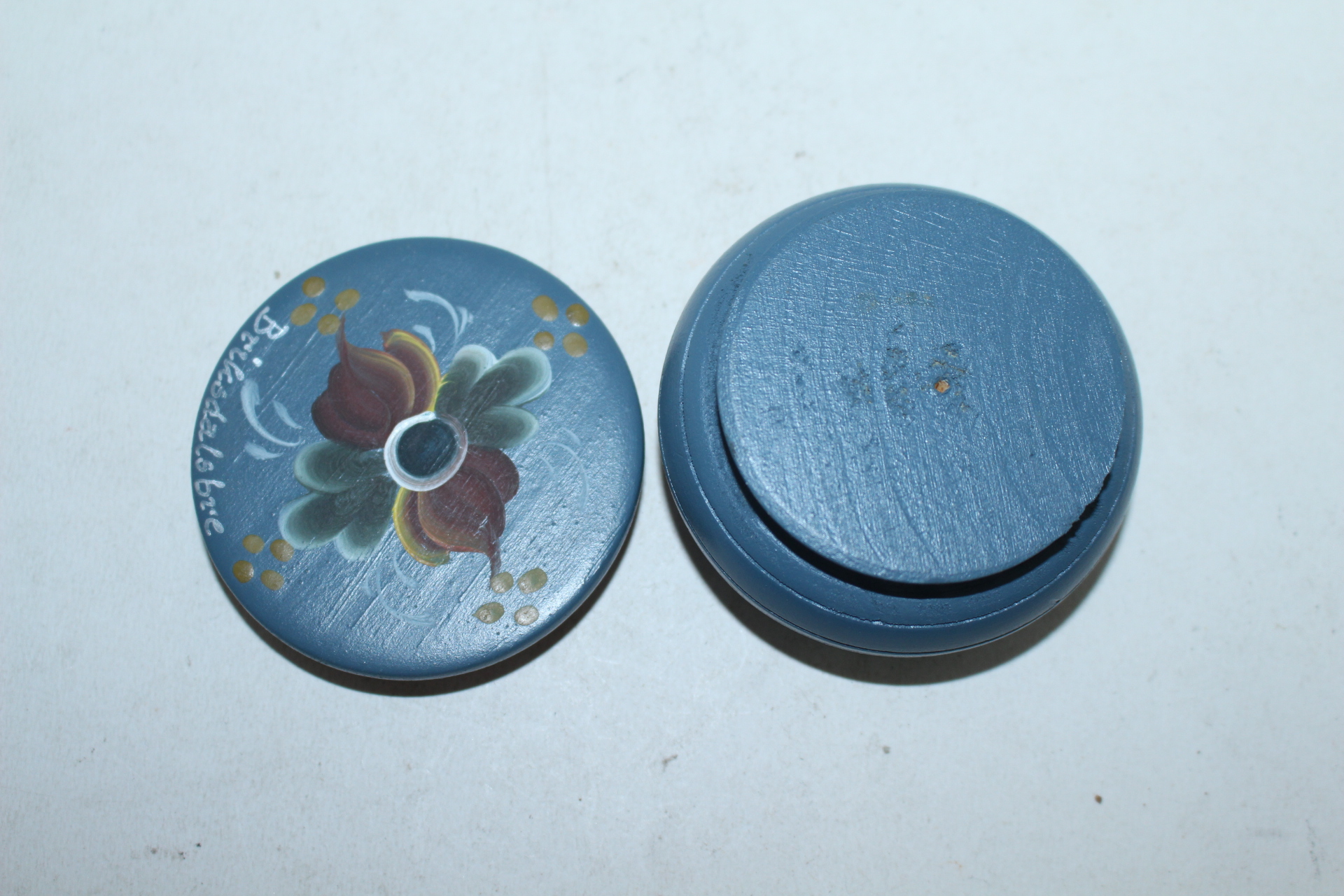 유럽산 나무에 화문그림이 있는향합