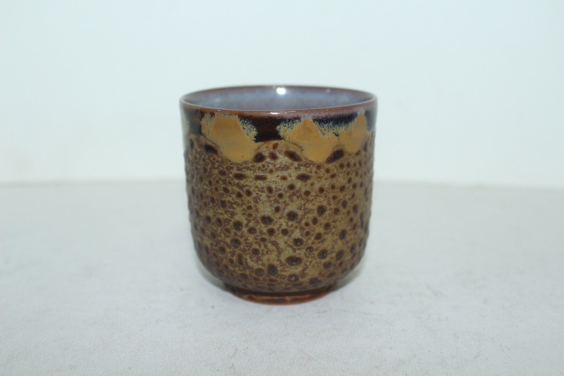 청자 철화유약흘림이 좋은 잔