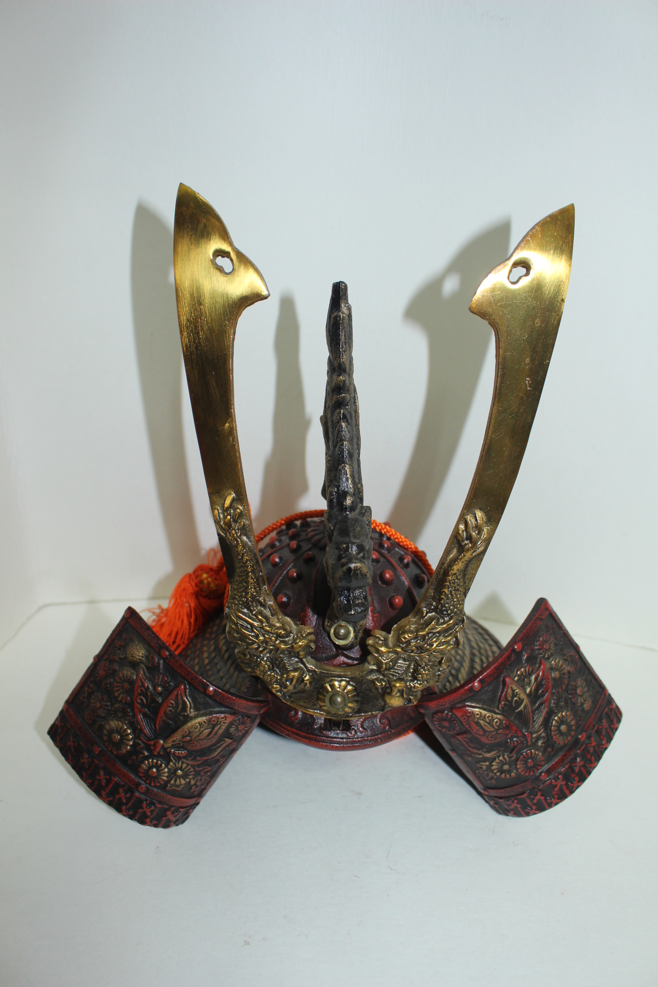 아주묵직한 무쇠로된 투구 조각상