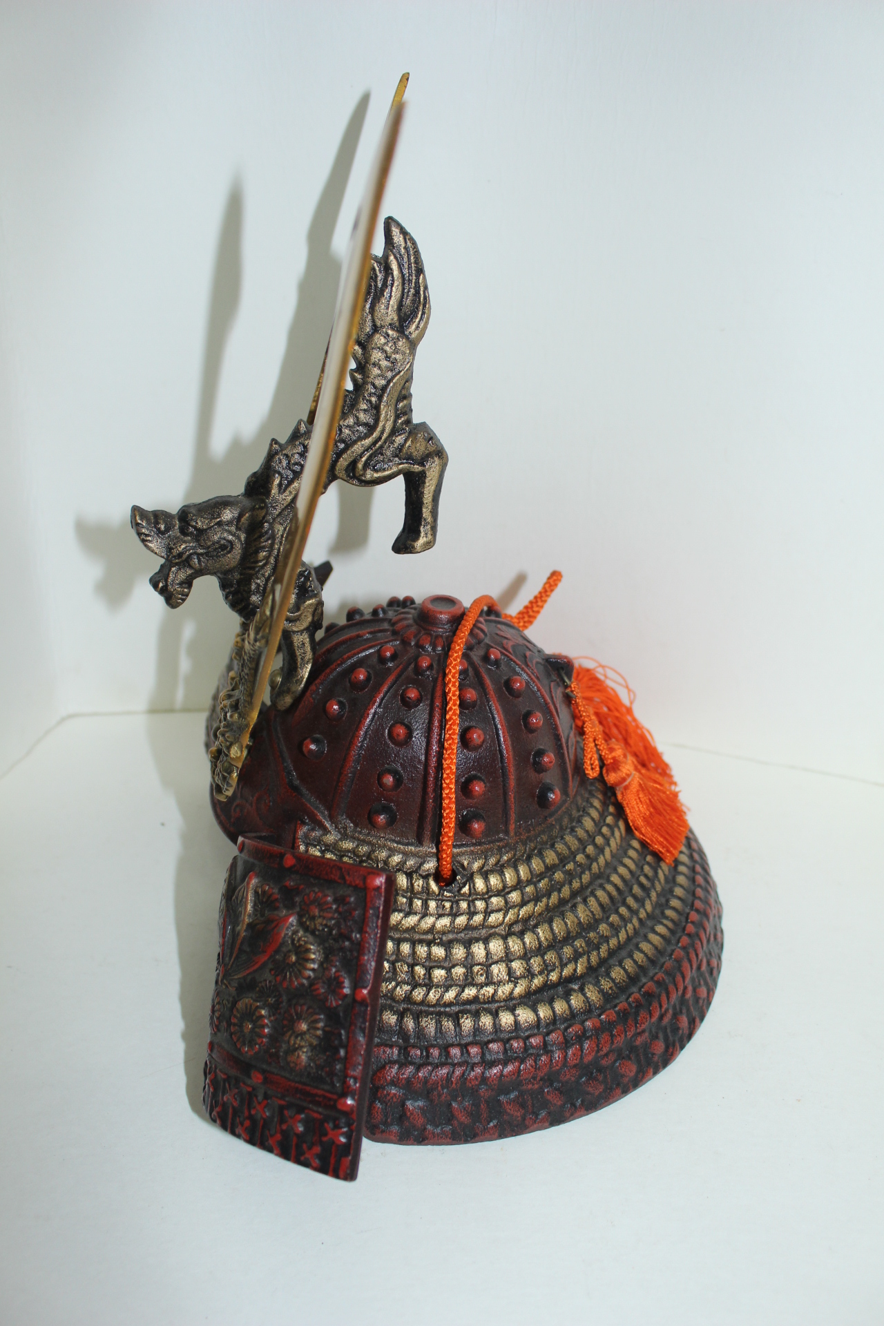 아주묵직한 무쇠로된 투구 조각상