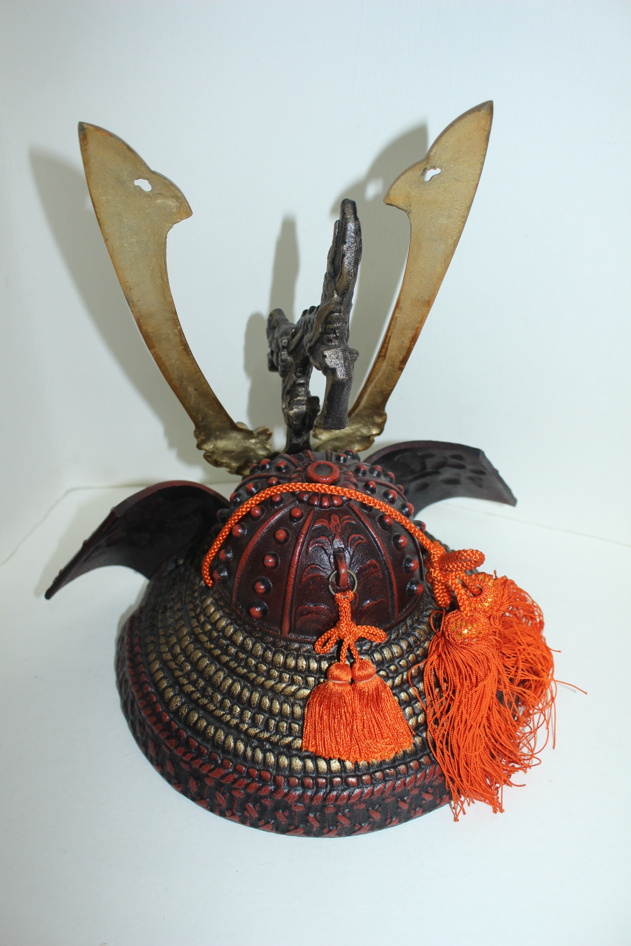 아주묵직한 무쇠로된 투구 조각상