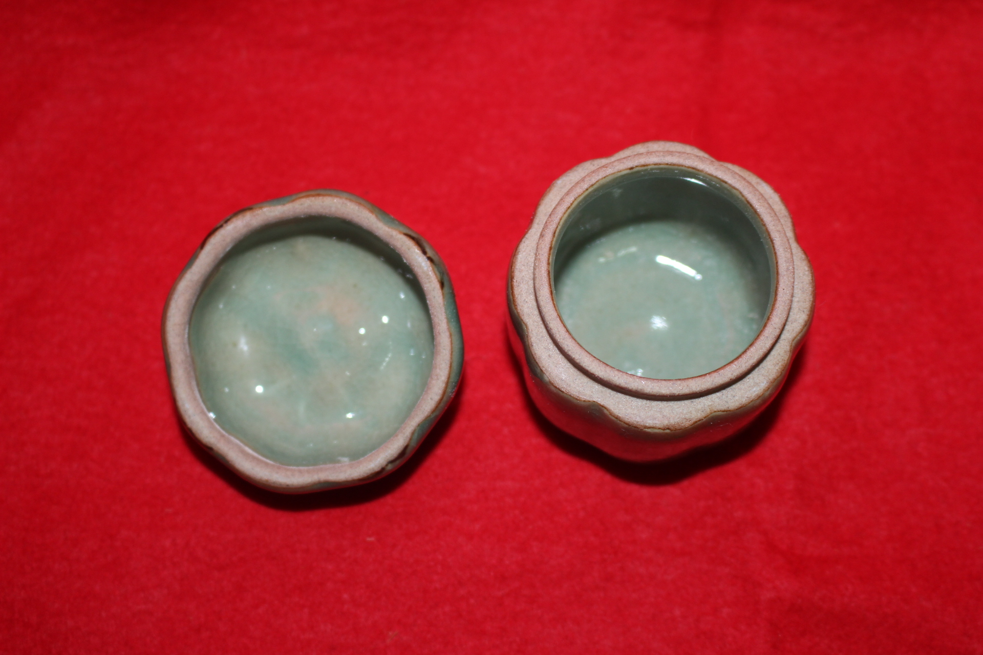 한국도예미술의 거장 신상호 청자흑백상감국화문 과형향합