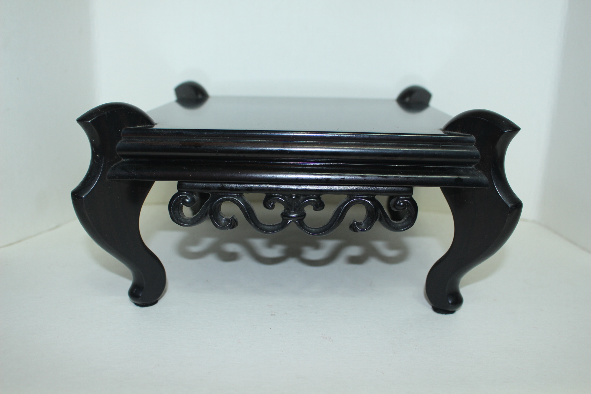 묵직하고 격조높은 나무로된 사각화대