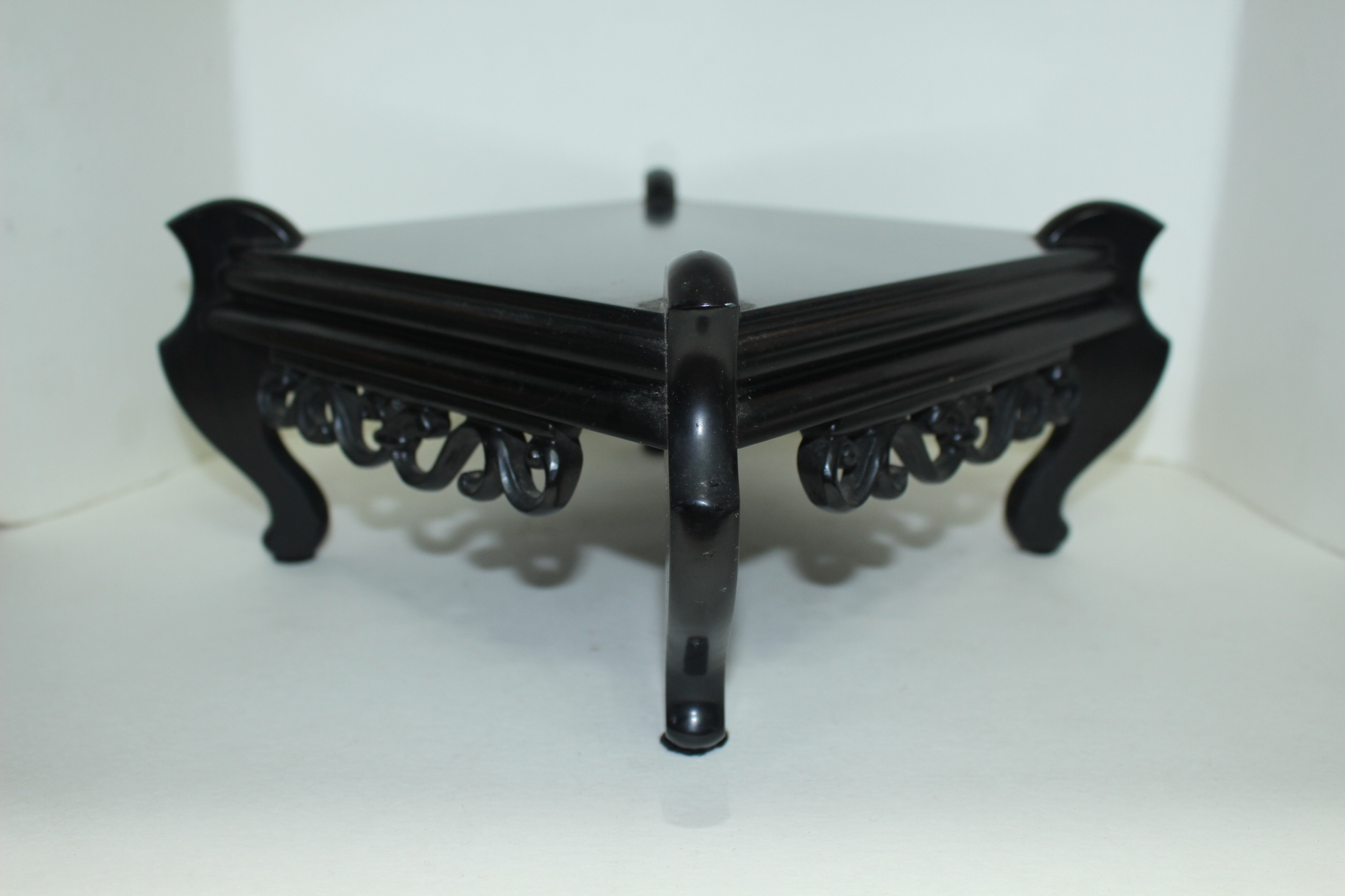 묵직하고 격조높은 나무로된 사각화대