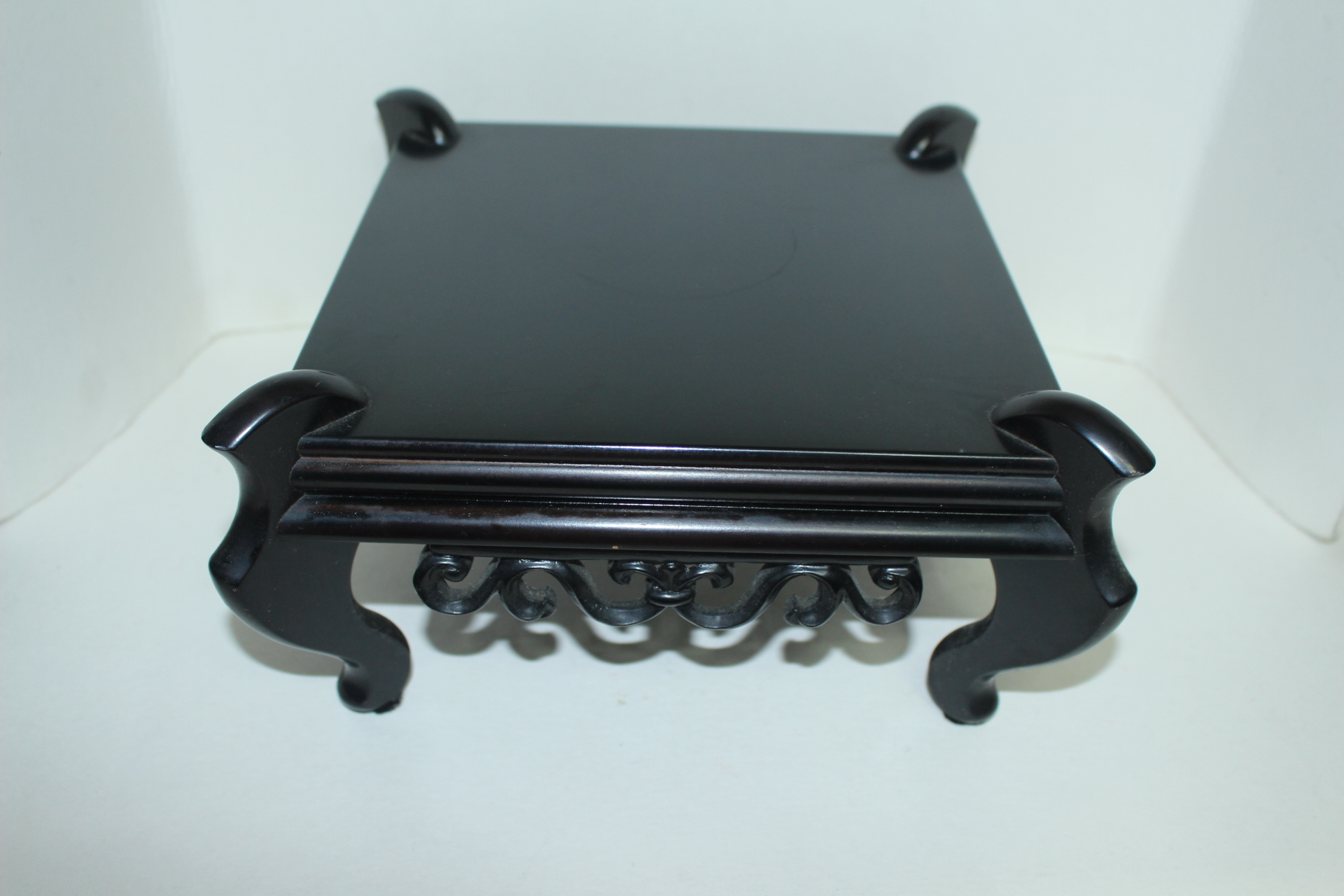 묵직하고 격조높은 나무로된 사각화대