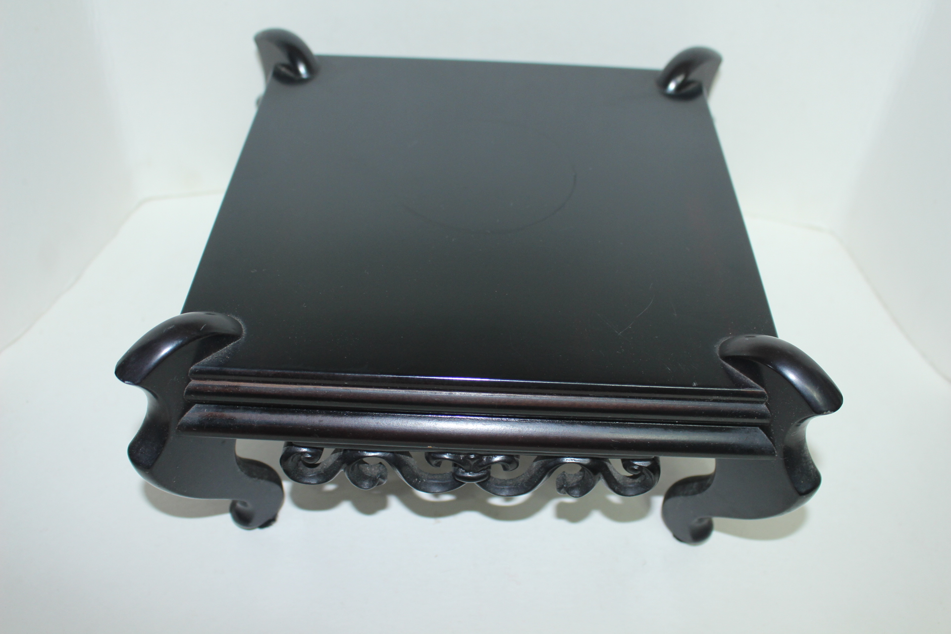 묵직하고 격조높은 나무로된 사각화대