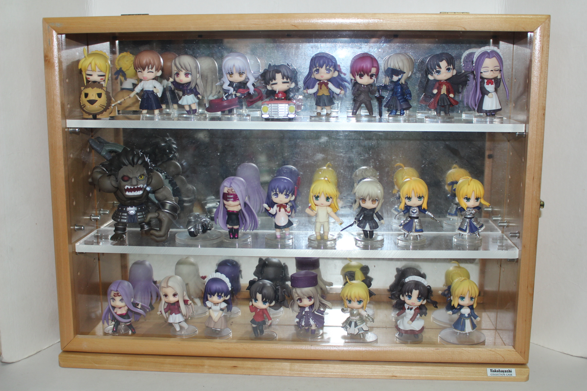 나무로된 컬렉션케이스와 피규어 인형 26점 일괄