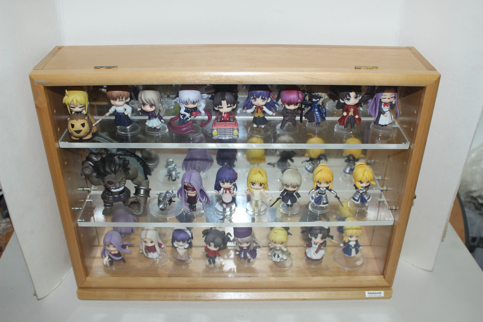 나무로된 컬렉션케이스와 피규어 인형 26점 일괄