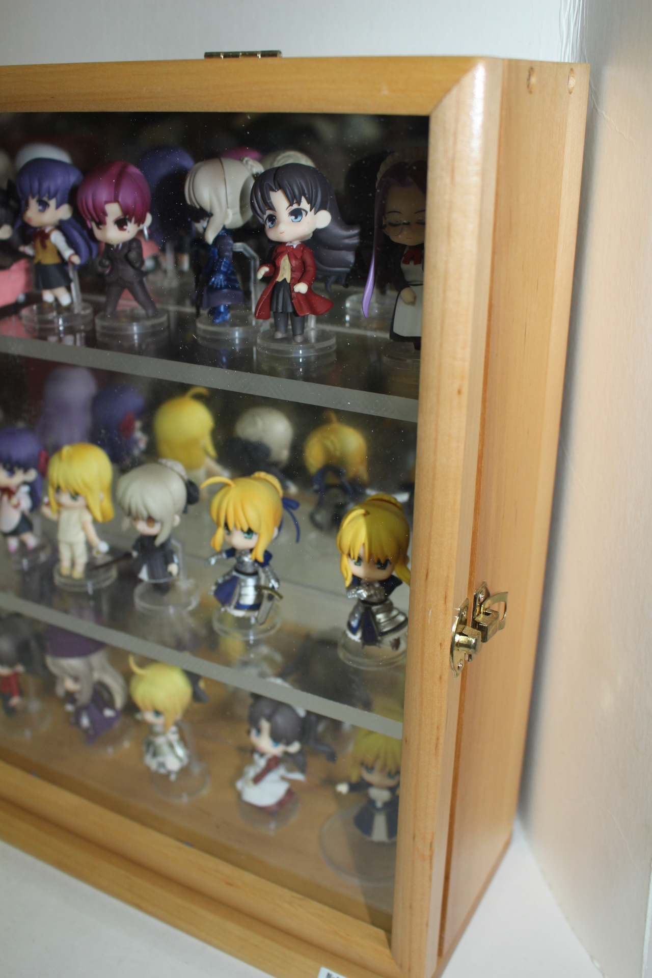 나무로된 컬렉션케이스와 피규어 인형 26점 일괄