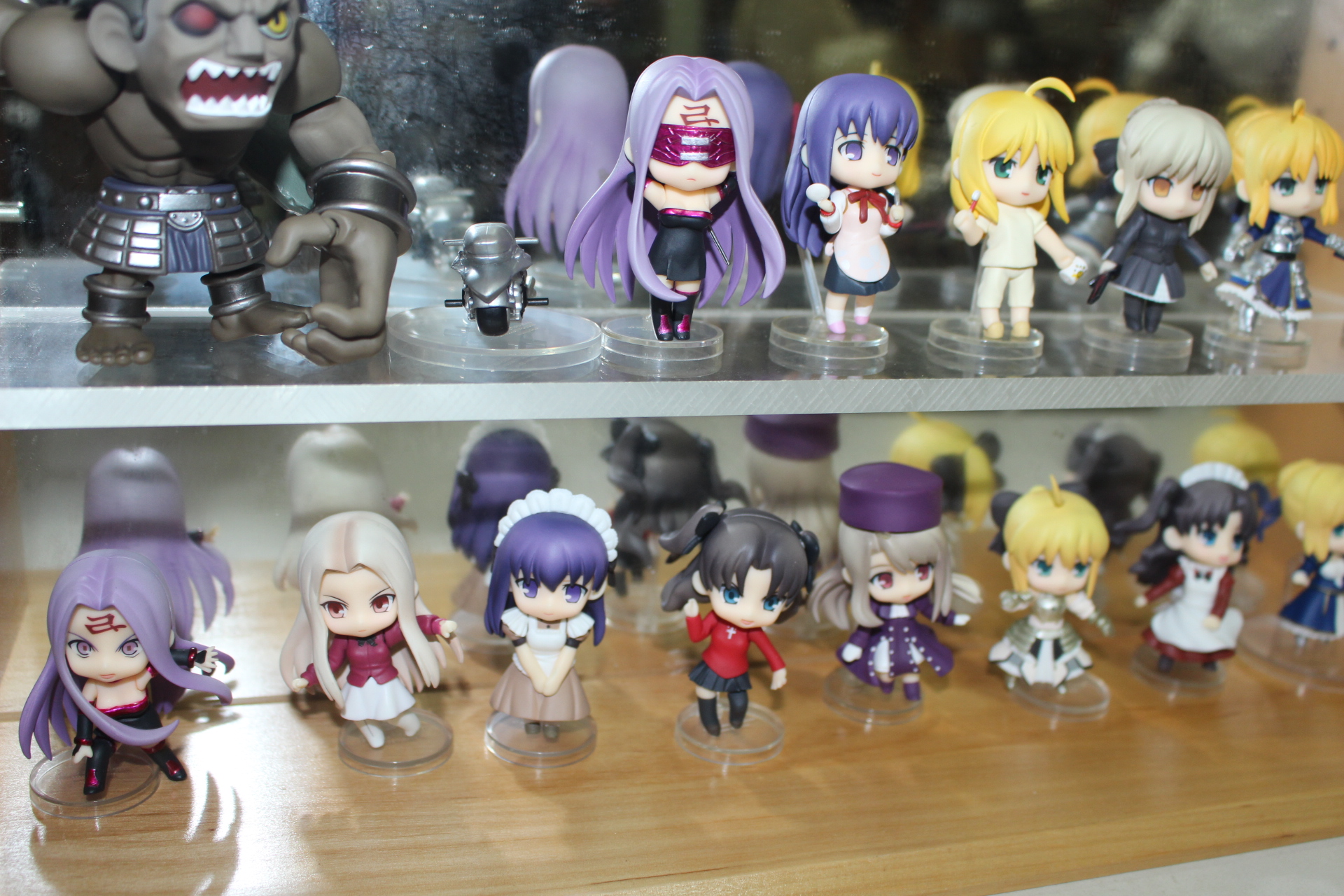 나무로된 컬렉션케이스와 피규어 인형 26점 일괄