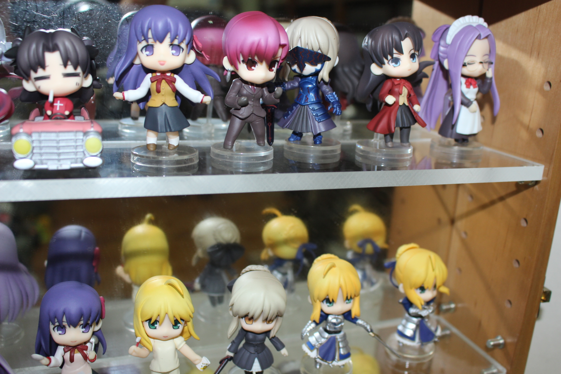 나무로된 컬렉션케이스와 피규어 인형 26점 일괄