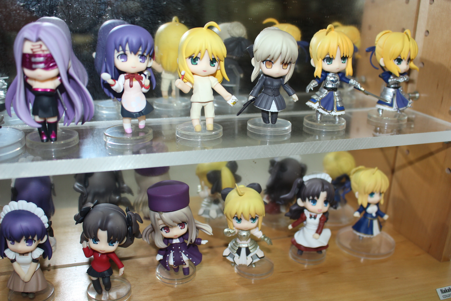 나무로된 컬렉션케이스와 피규어 인형 26점 일괄