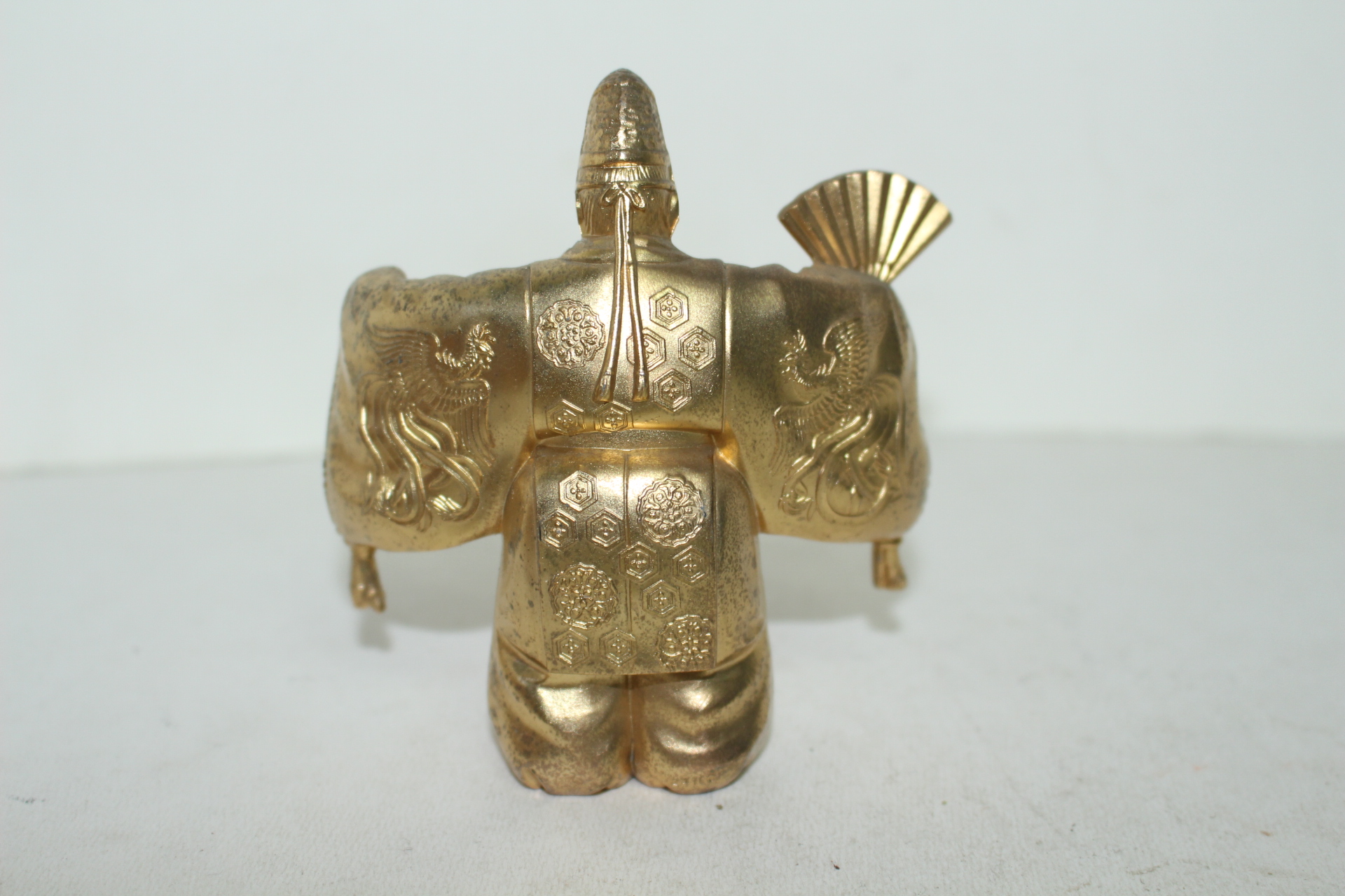 묵직한 청동통에 금채된 인물조각상