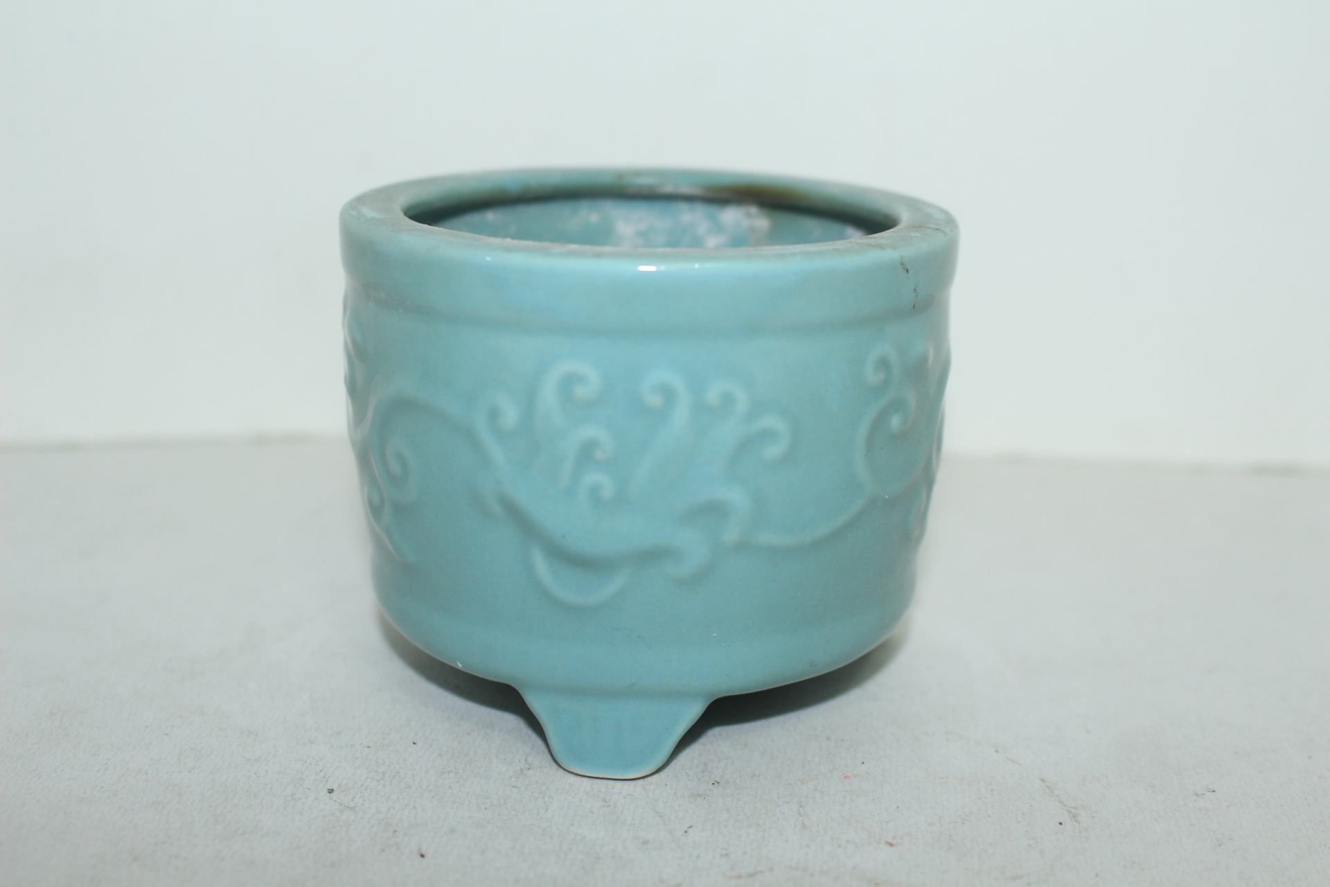 청자 양각화문삼족향로