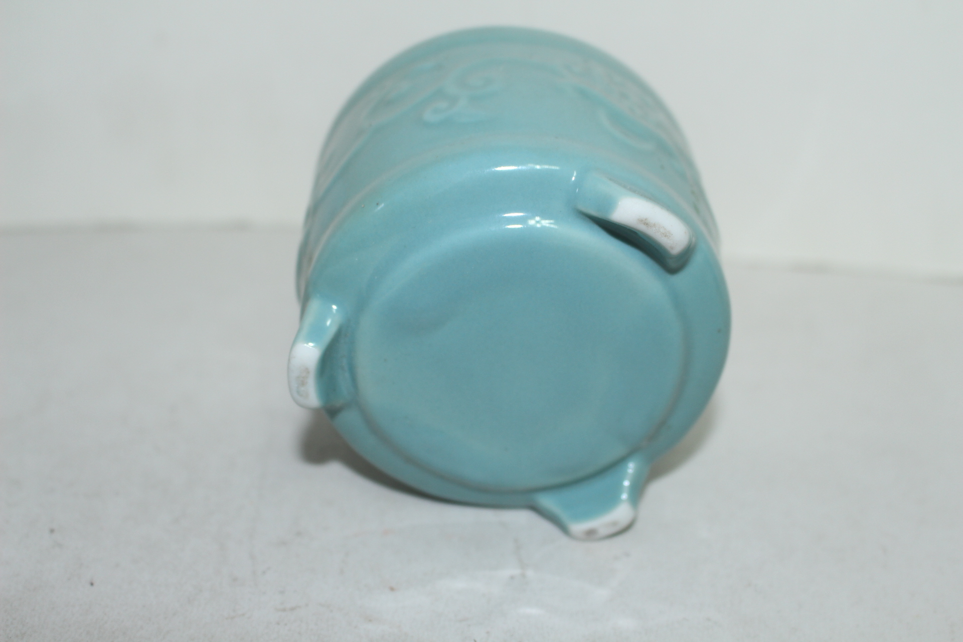 청자 양각화문삼족향로