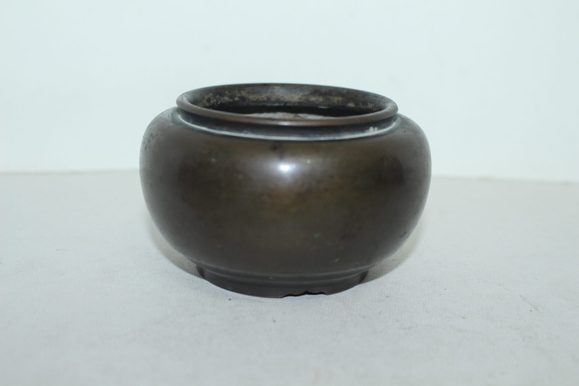 묵직한 청동으로된 향로