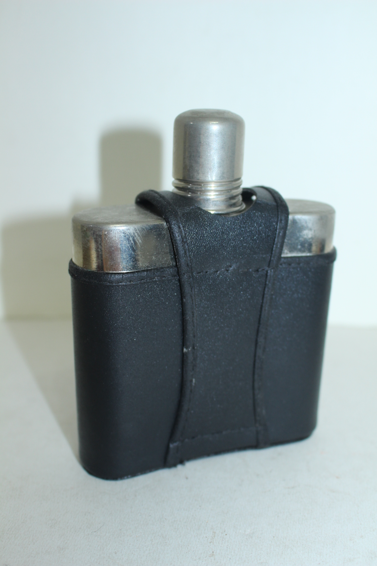 금속재질에 유리로된 위스키 병