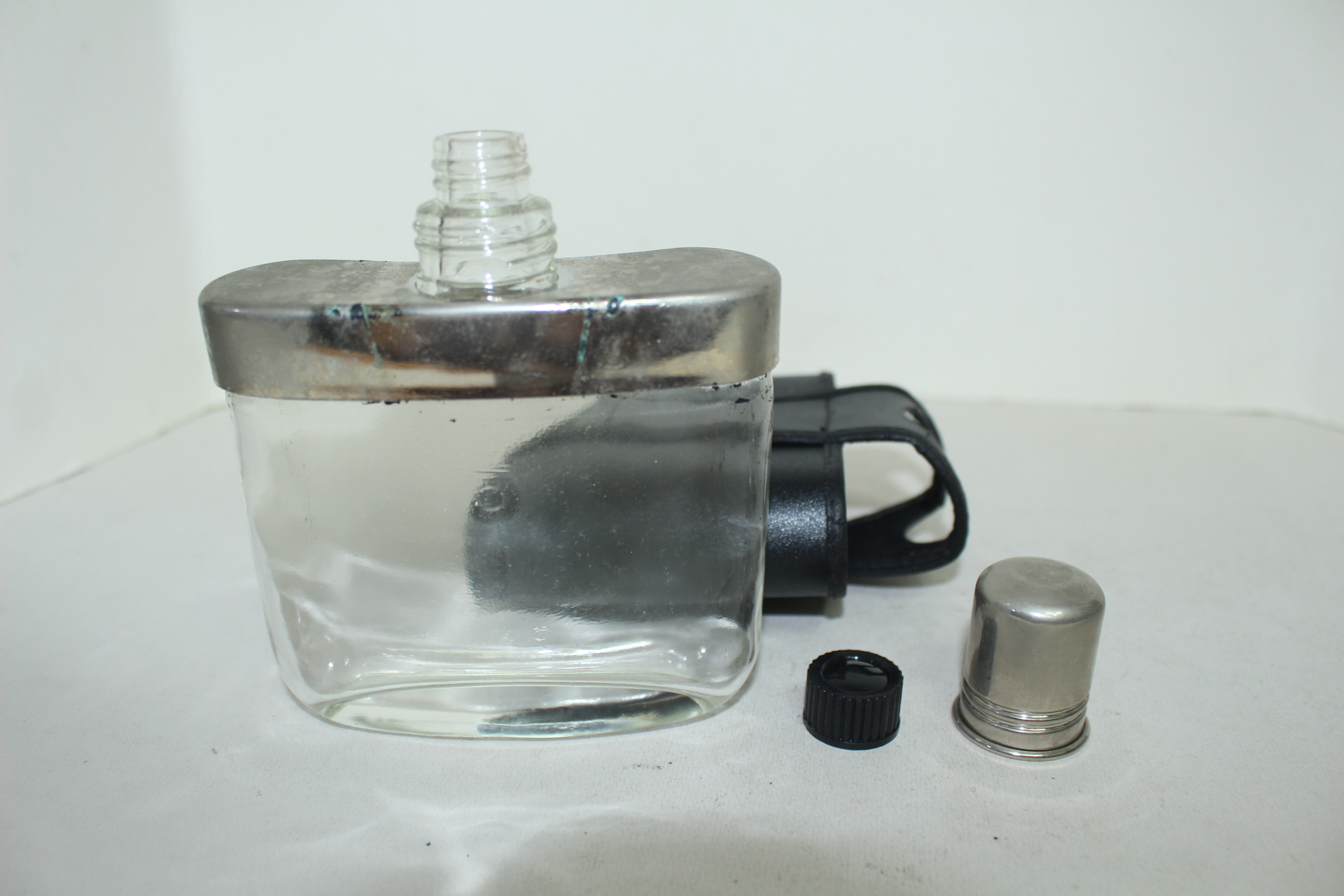 금속재질에 유리로된 위스키 병