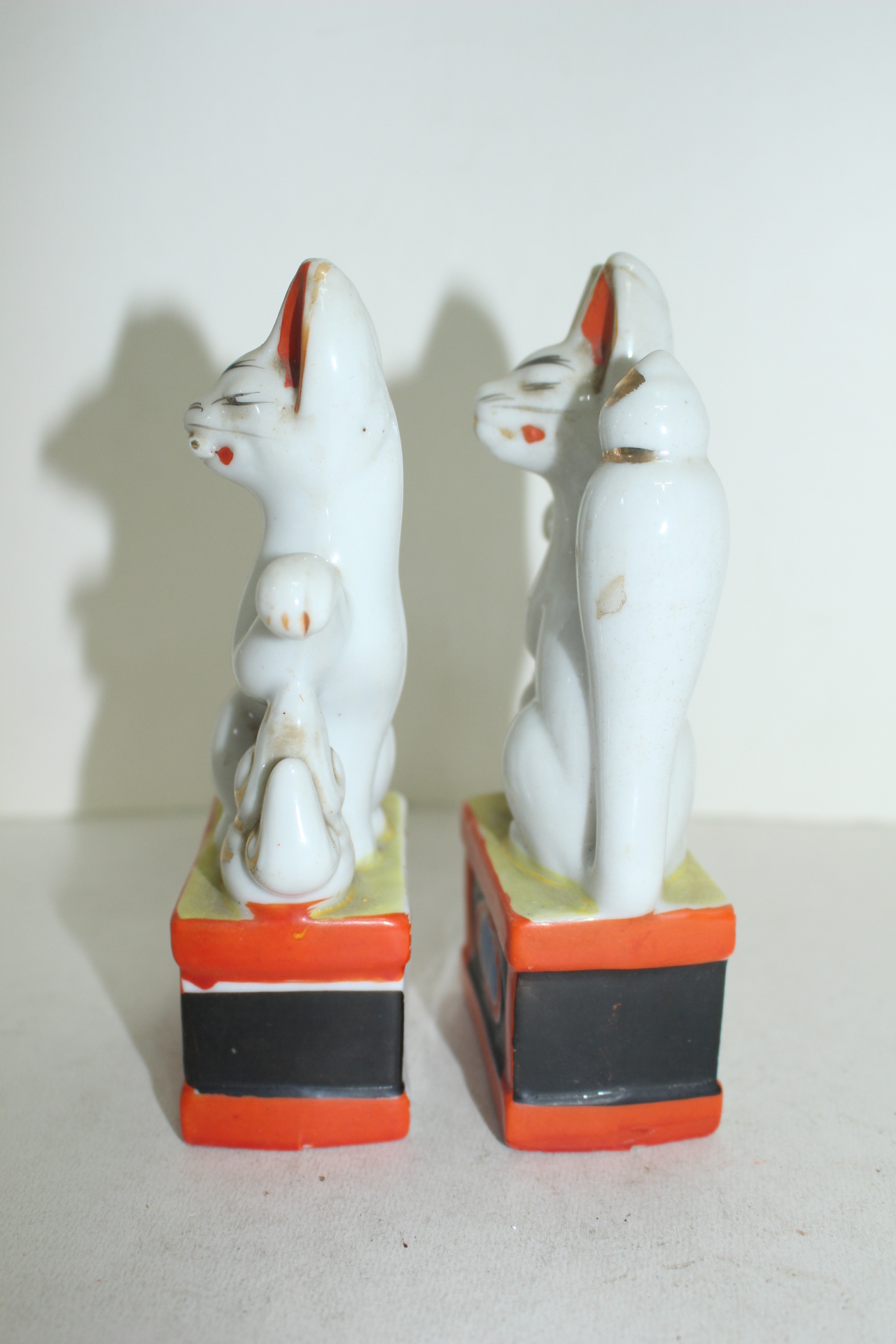 연대가좋은 외사기 백자 여우상 2점