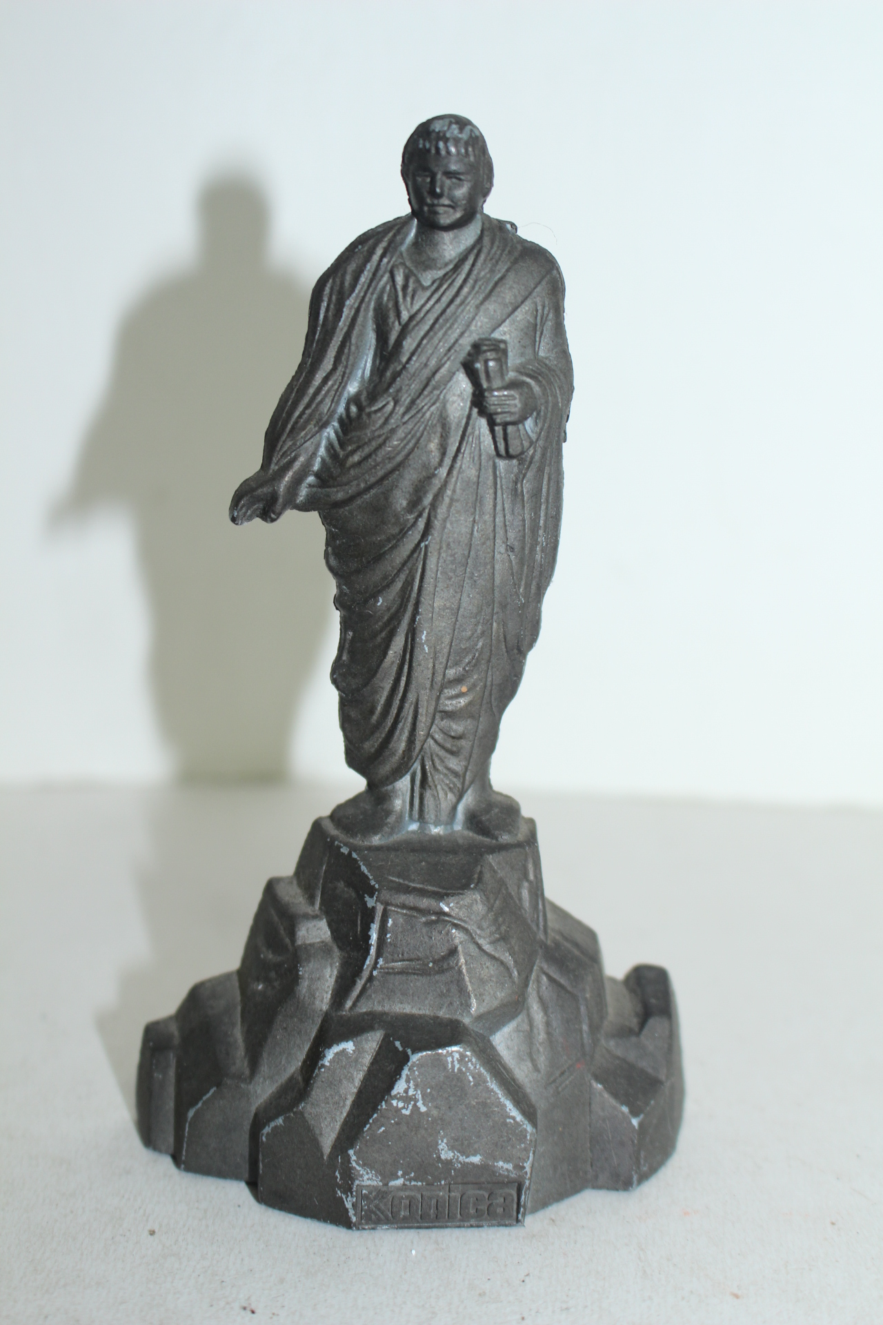 주석으로된 인물조각상