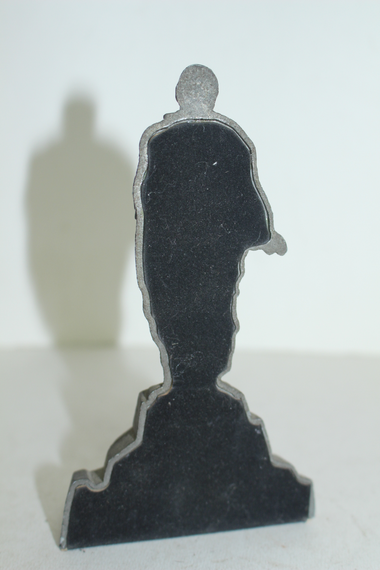 주석으로된 인물조각상