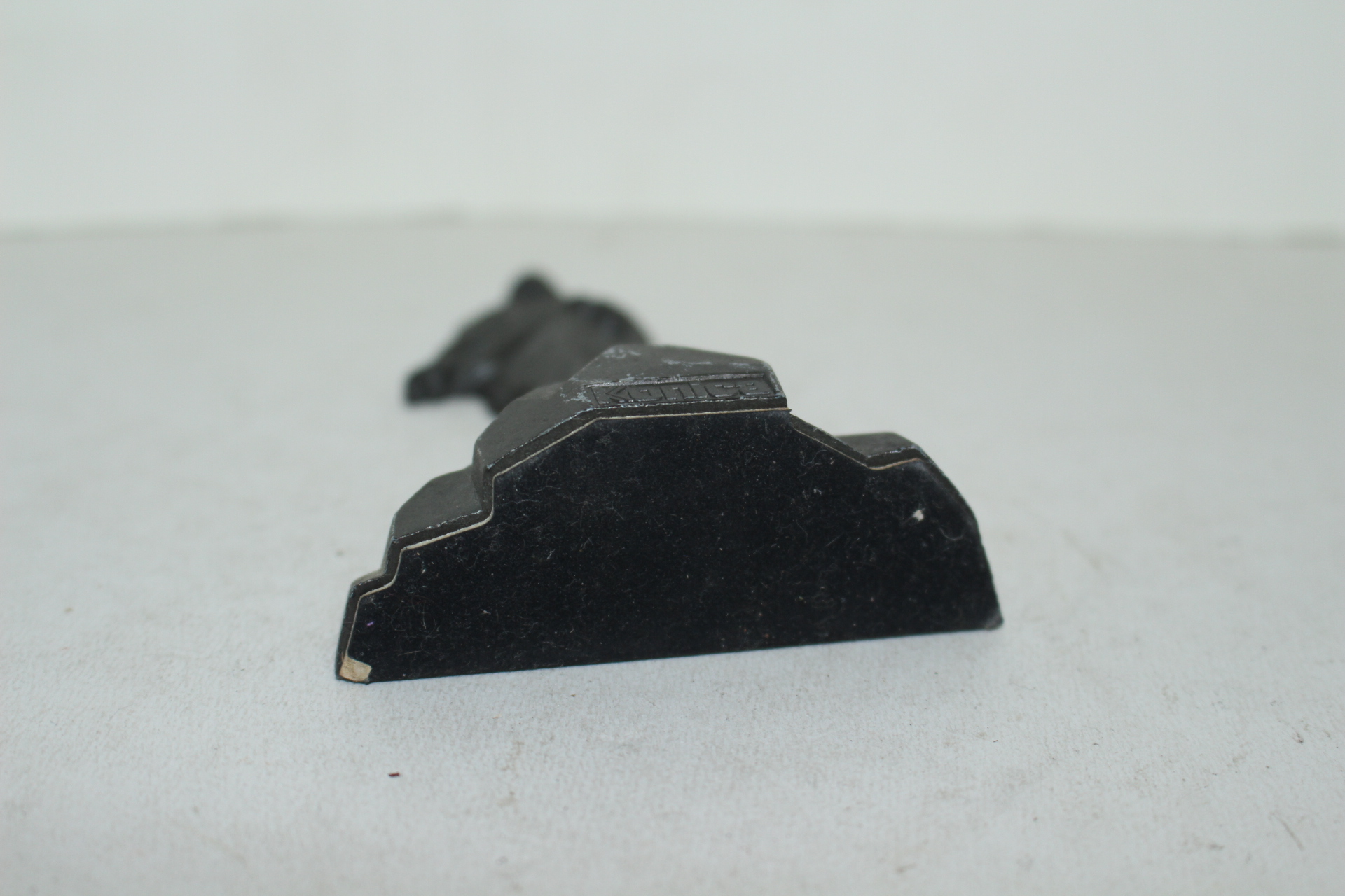 주석으로된 인물조각상