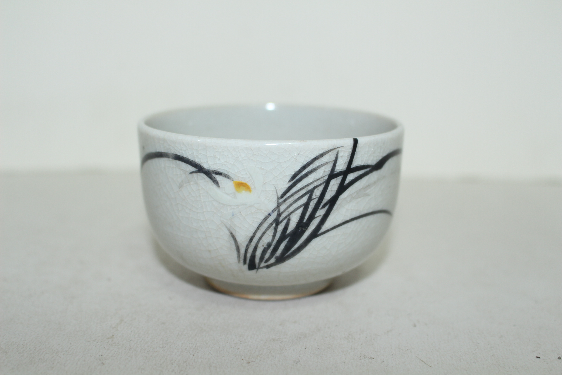 연대가좋은 철화백자 난초문 잔