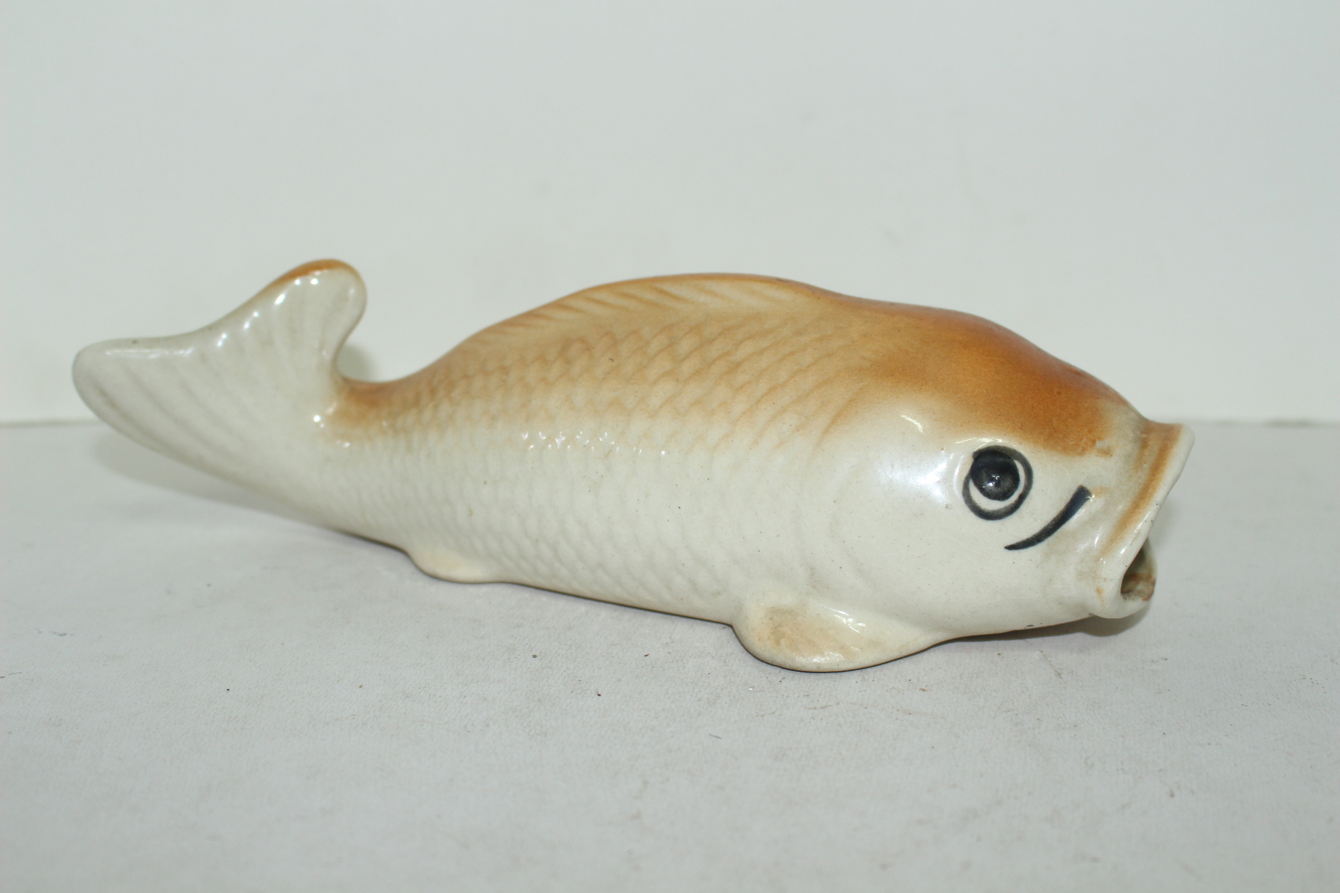 청자 물고기 조각상