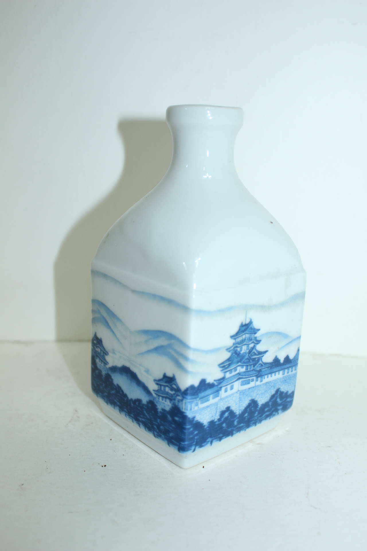 청화백자 성곽문 사각주병