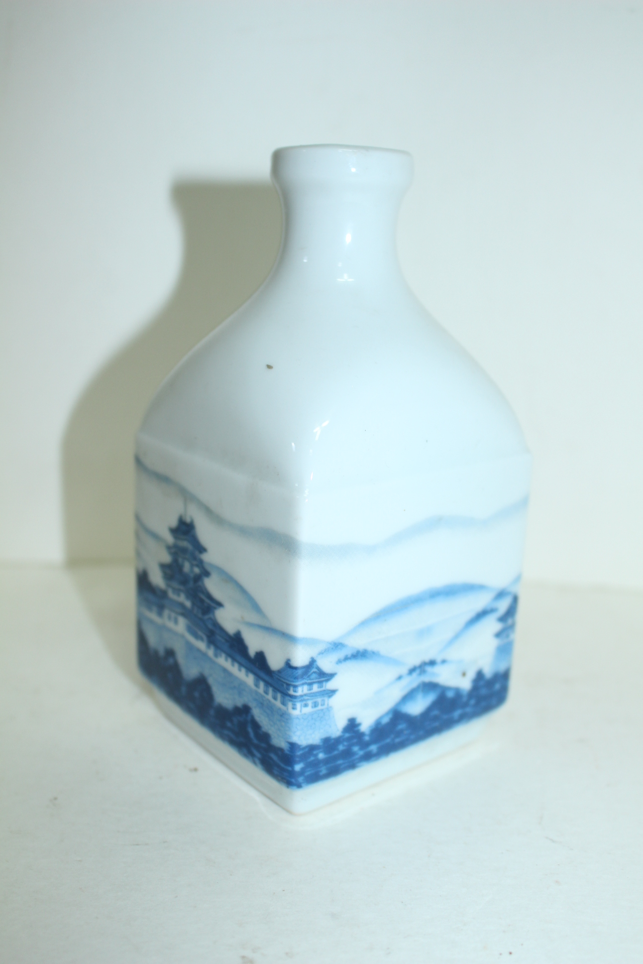 청화백자 성곽문 사각주병