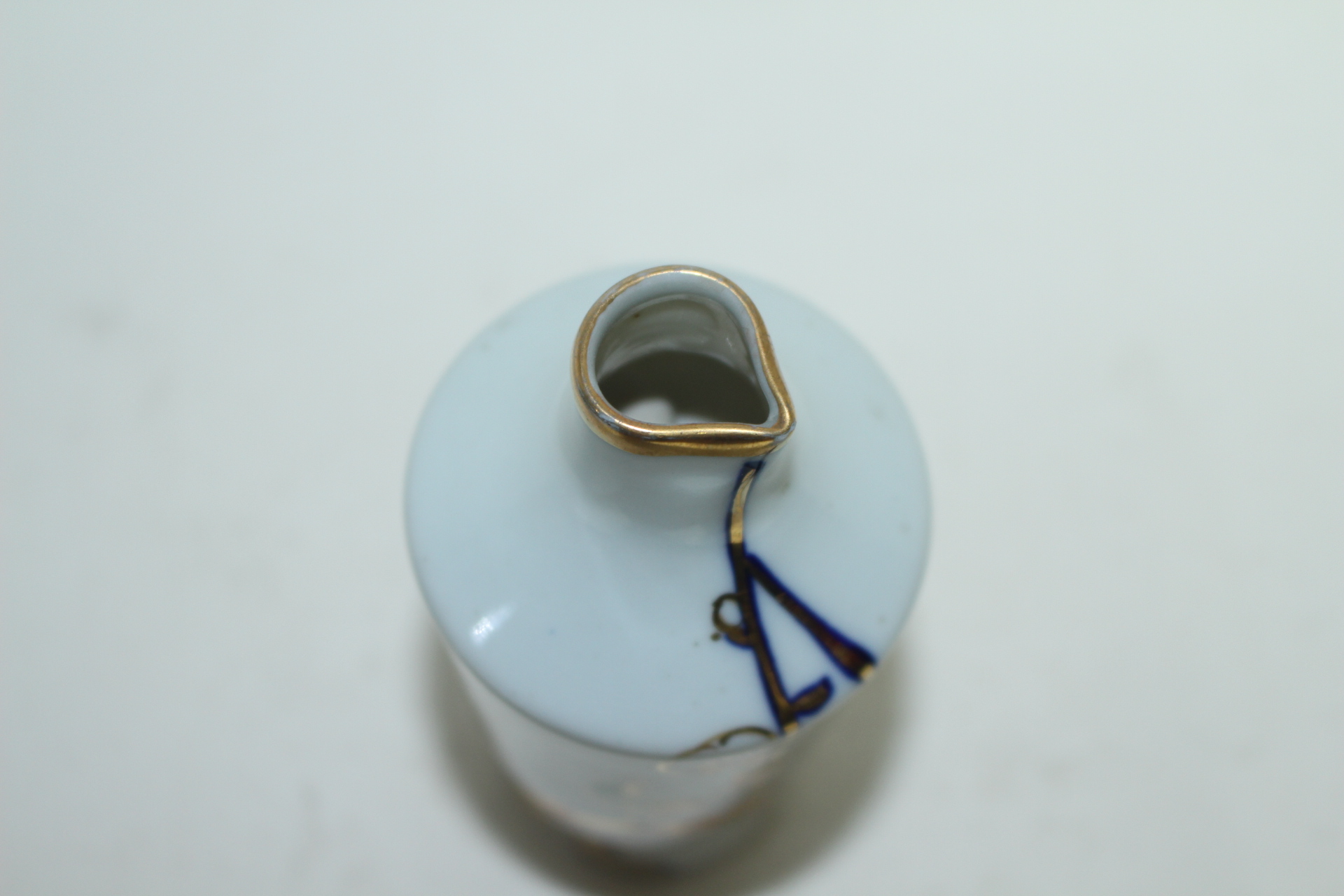 연대가좋은 외사기 청화백자금채조화문 피리주병