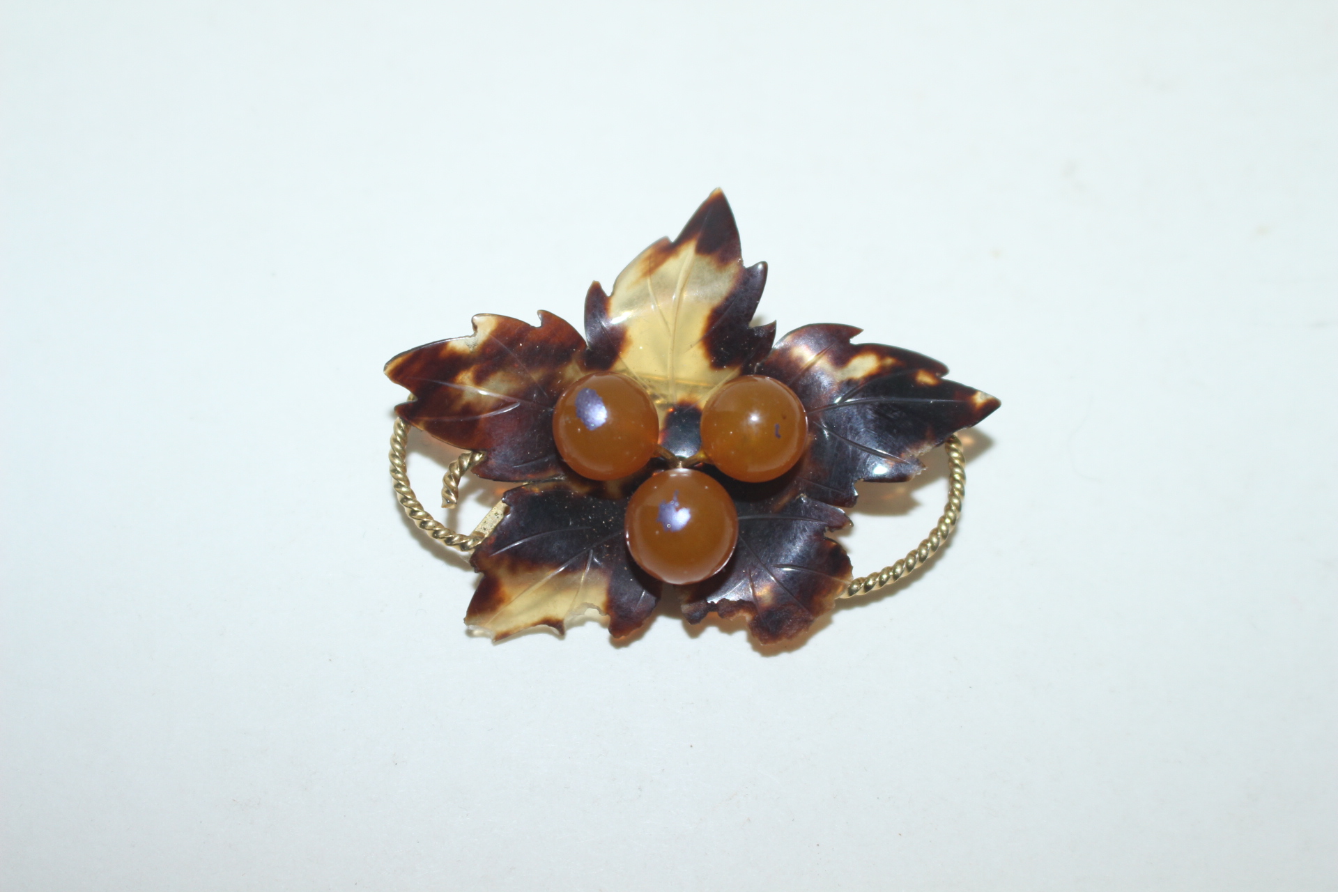 거북이 등껍질(데모)재질에 호박이 장식된 브롯지