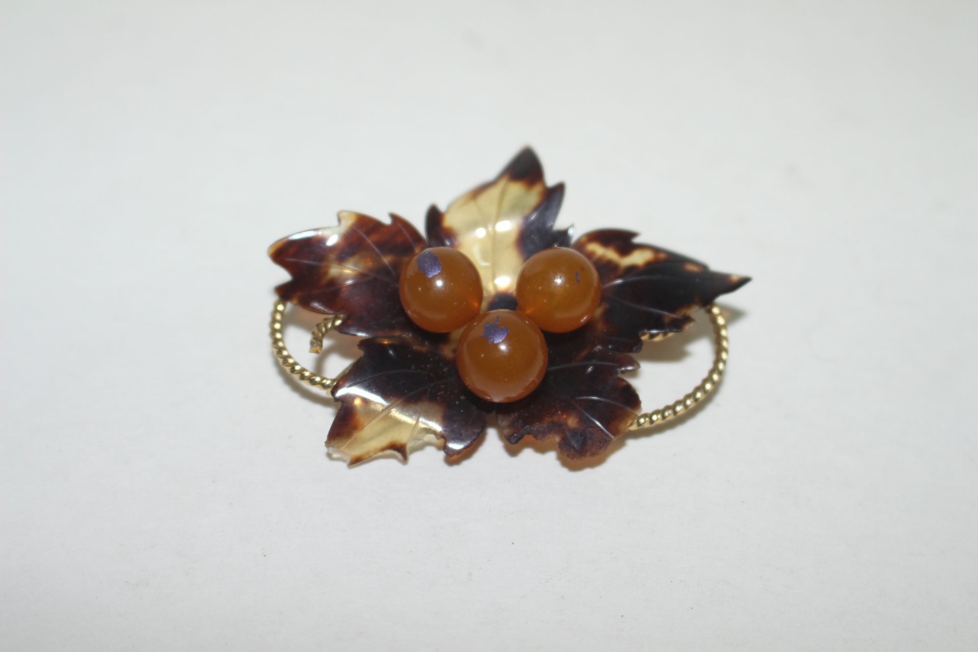 거북이 등껍질(데모)재질에 호박이 장식된 브롯지