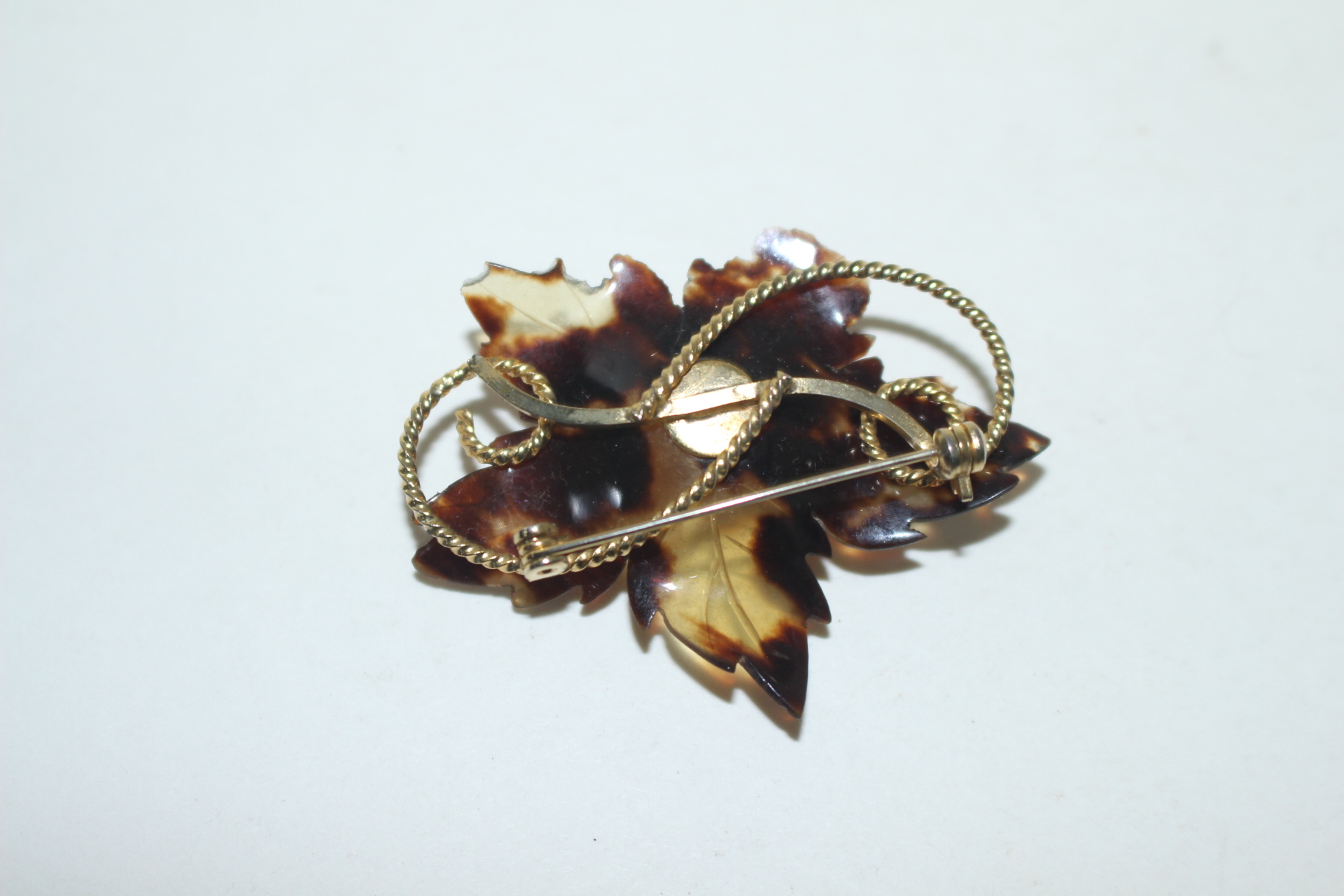 거북이 등껍질(데모)재질에 호박이 장식된 브롯지