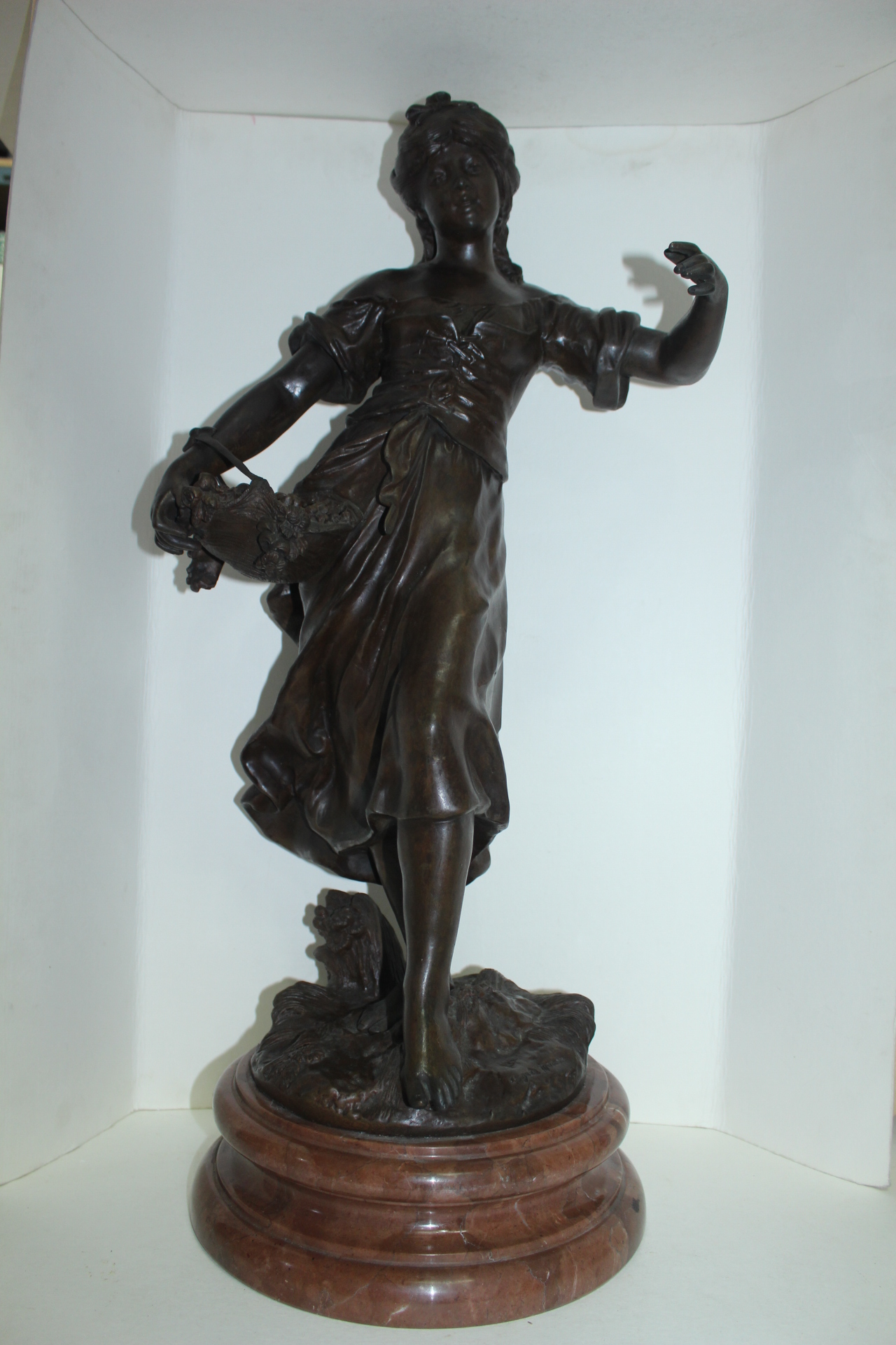 유럽산 작가의 수결이 있는 청동브론즈 꽃바구니를 든 여인 조각상