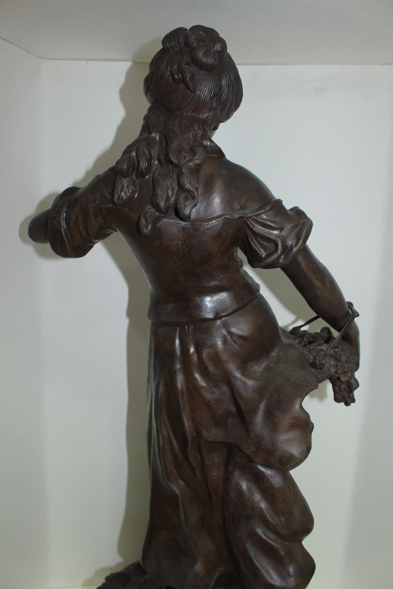유럽산 작가의 수결이 있는 청동브론즈 꽃바구니를 든 여인 조각상