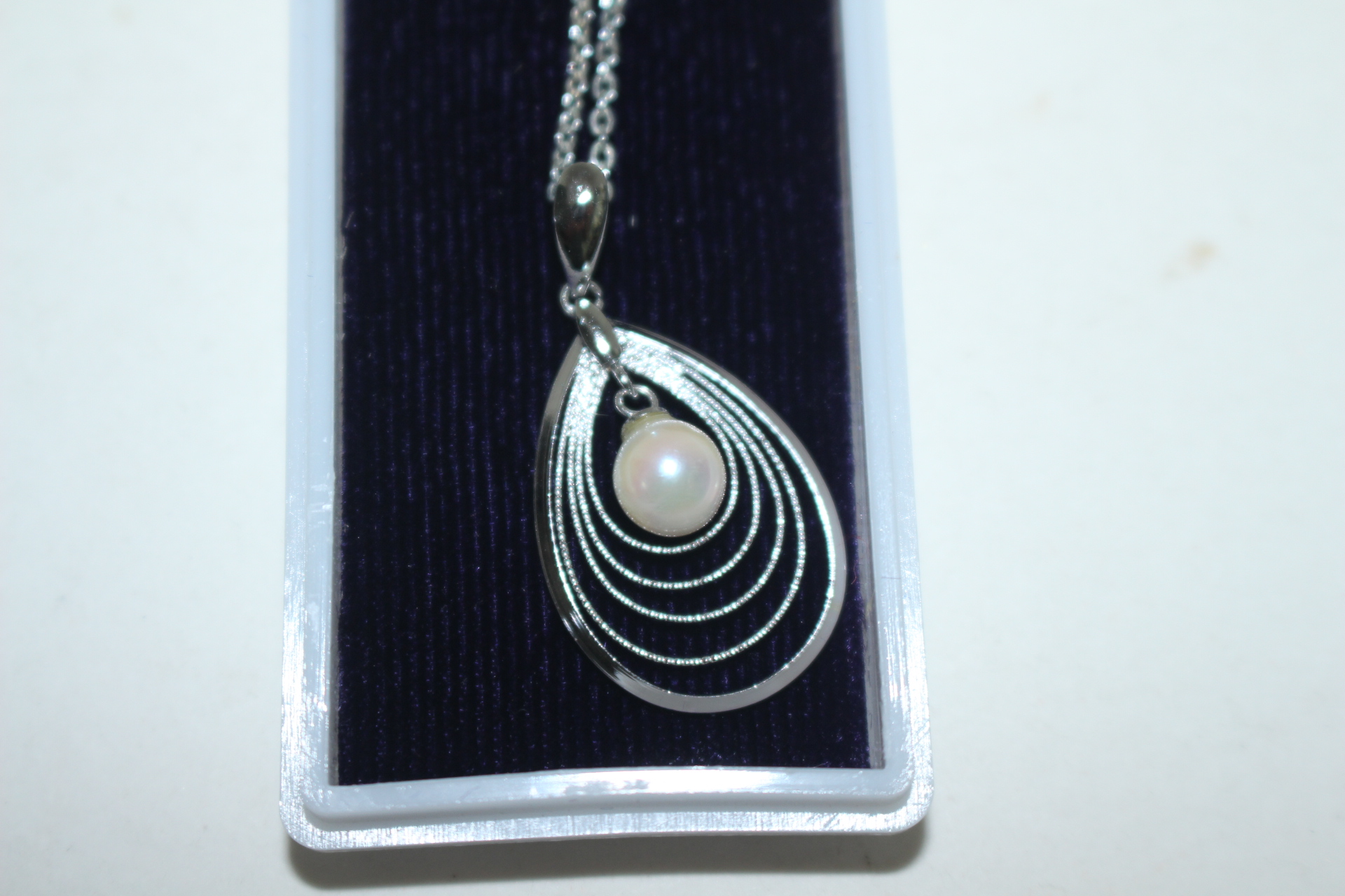 천연진주가 장식된 목걸이