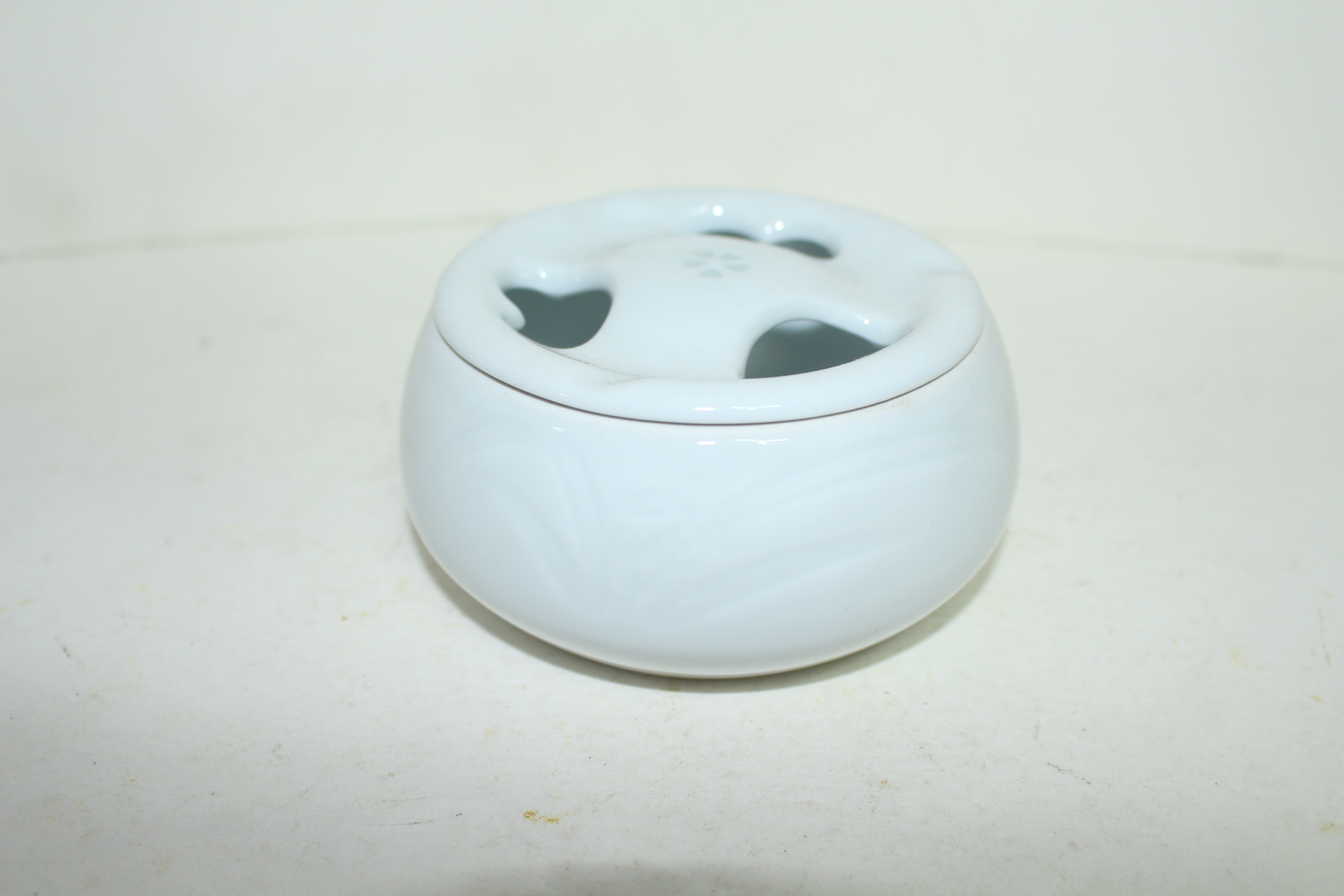 순백자 초화문 투각재털이