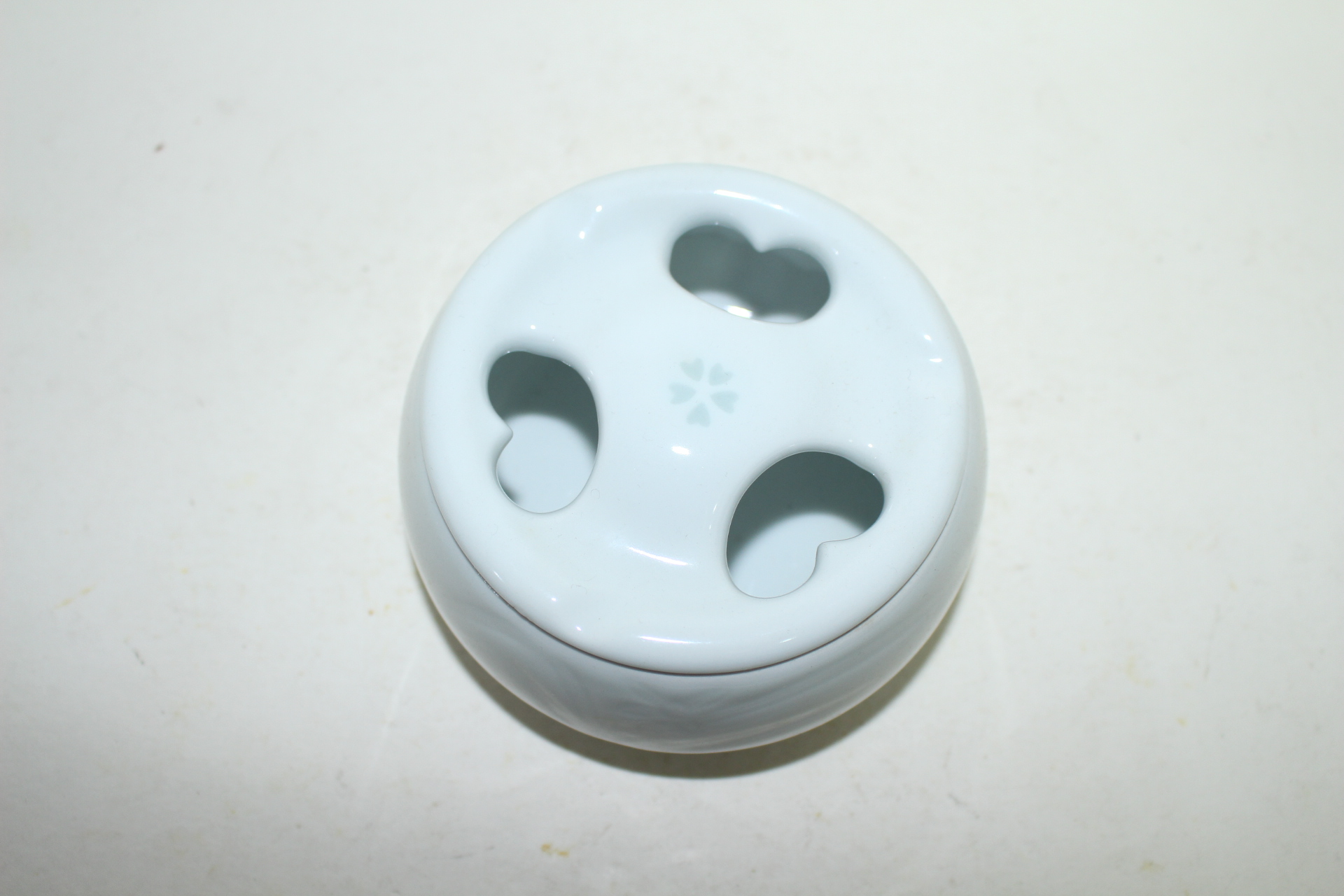 순백자 초화문 투각재털이