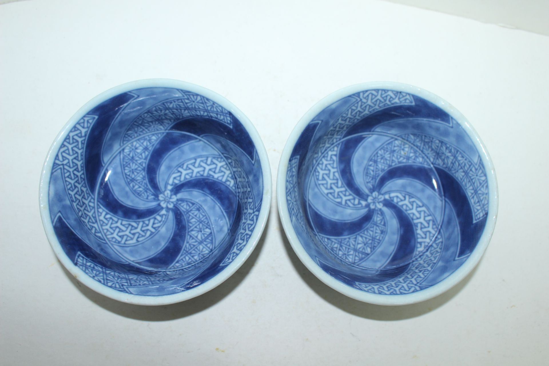 이마리 청화백자 돌개화문 완 2점