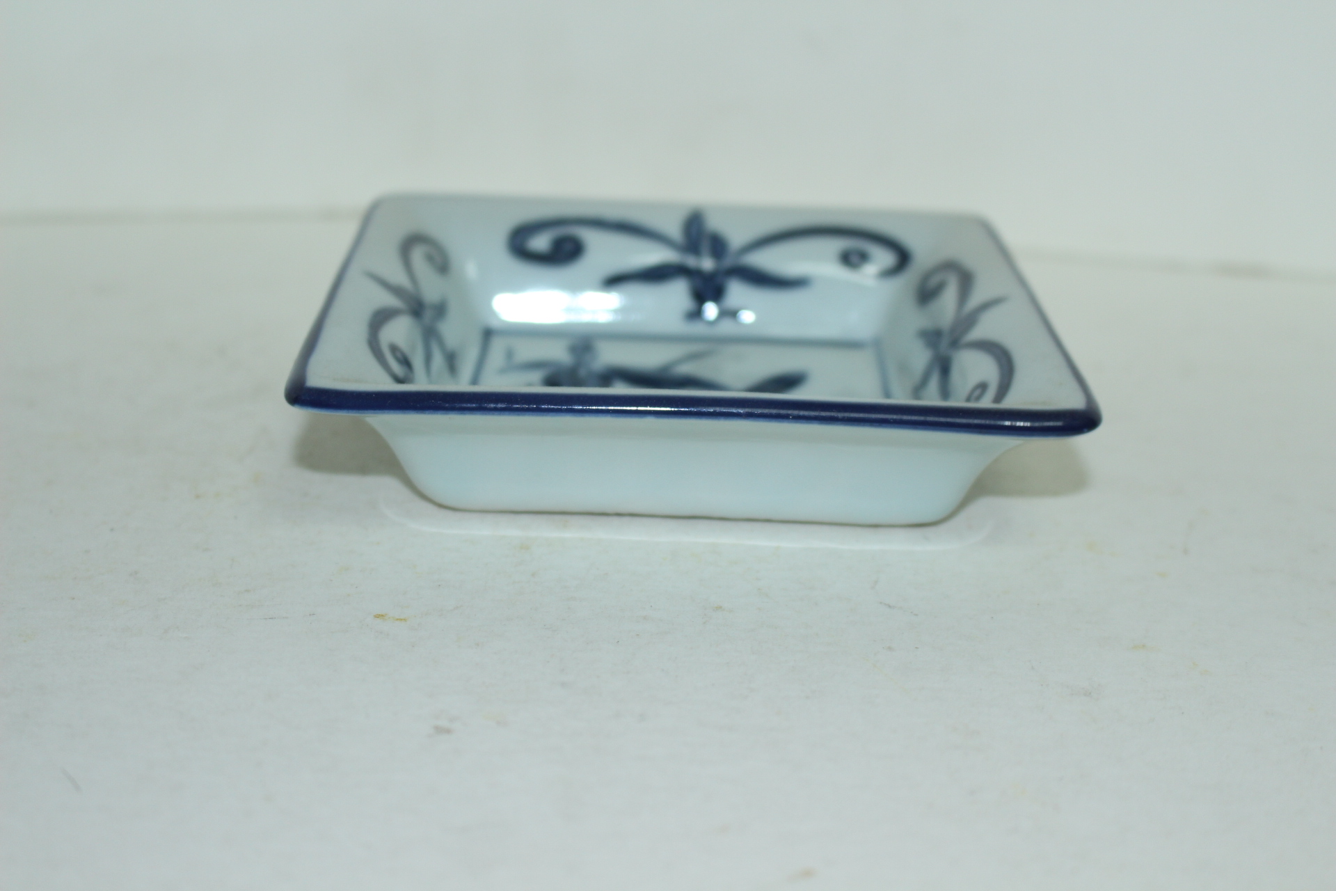 이마리 청화백자 난초문 사각완