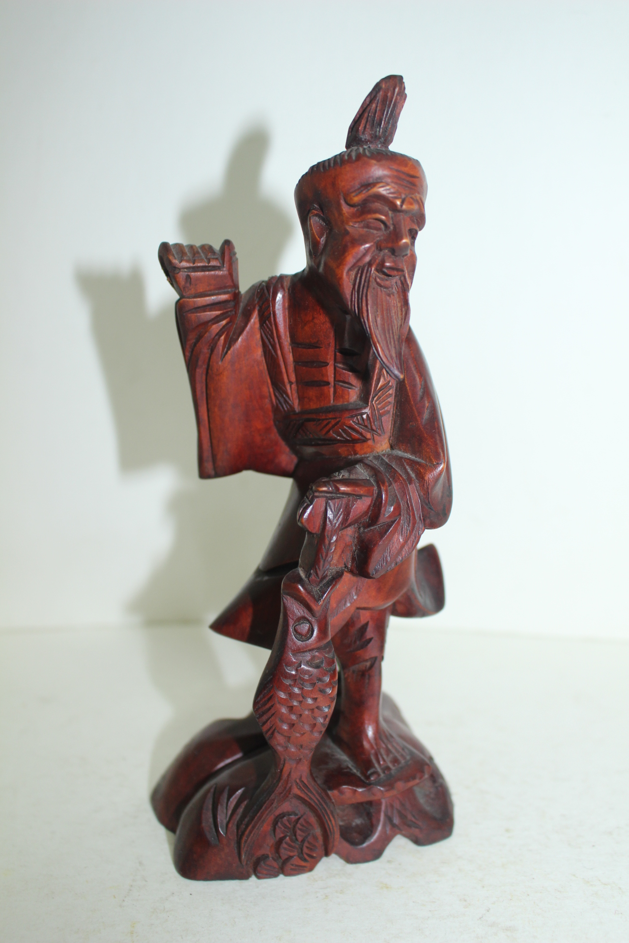 원목나무를 조각한 노인 조각상