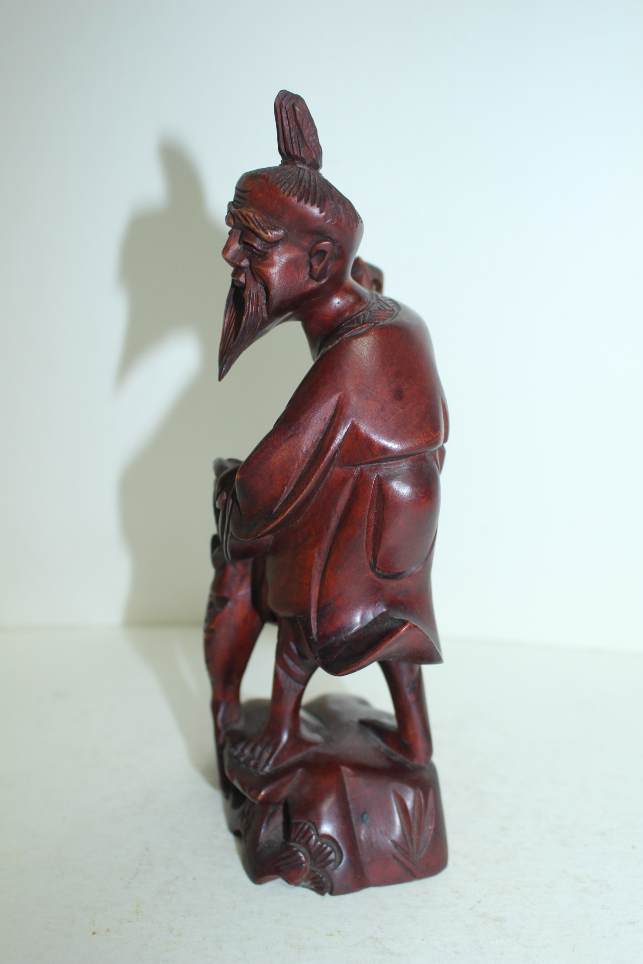 원목나무를 조각한 노인 조각상