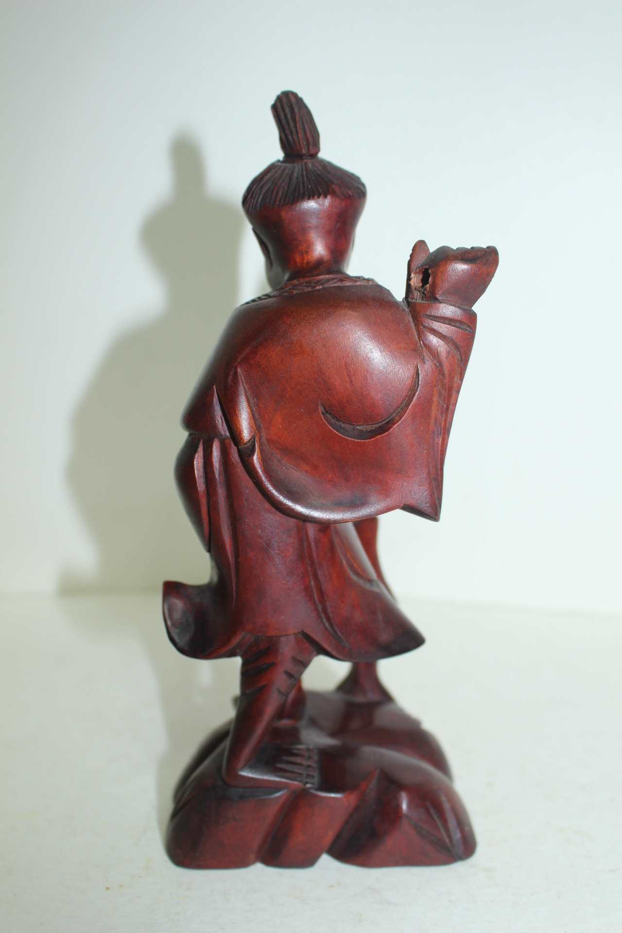 원목나무를 조각한 노인 조각상