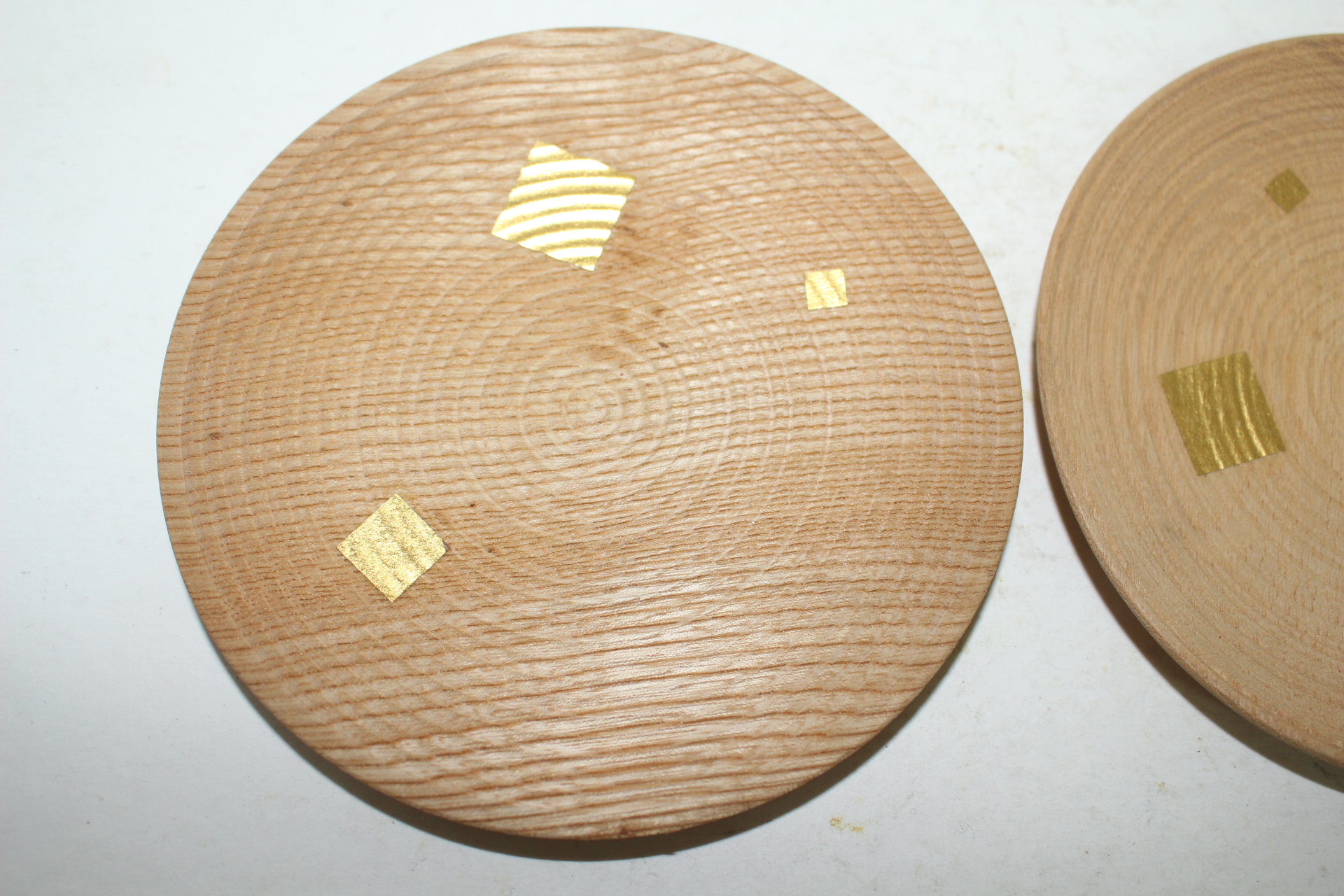 천연원목나무에 금채장식된 차탁 2점