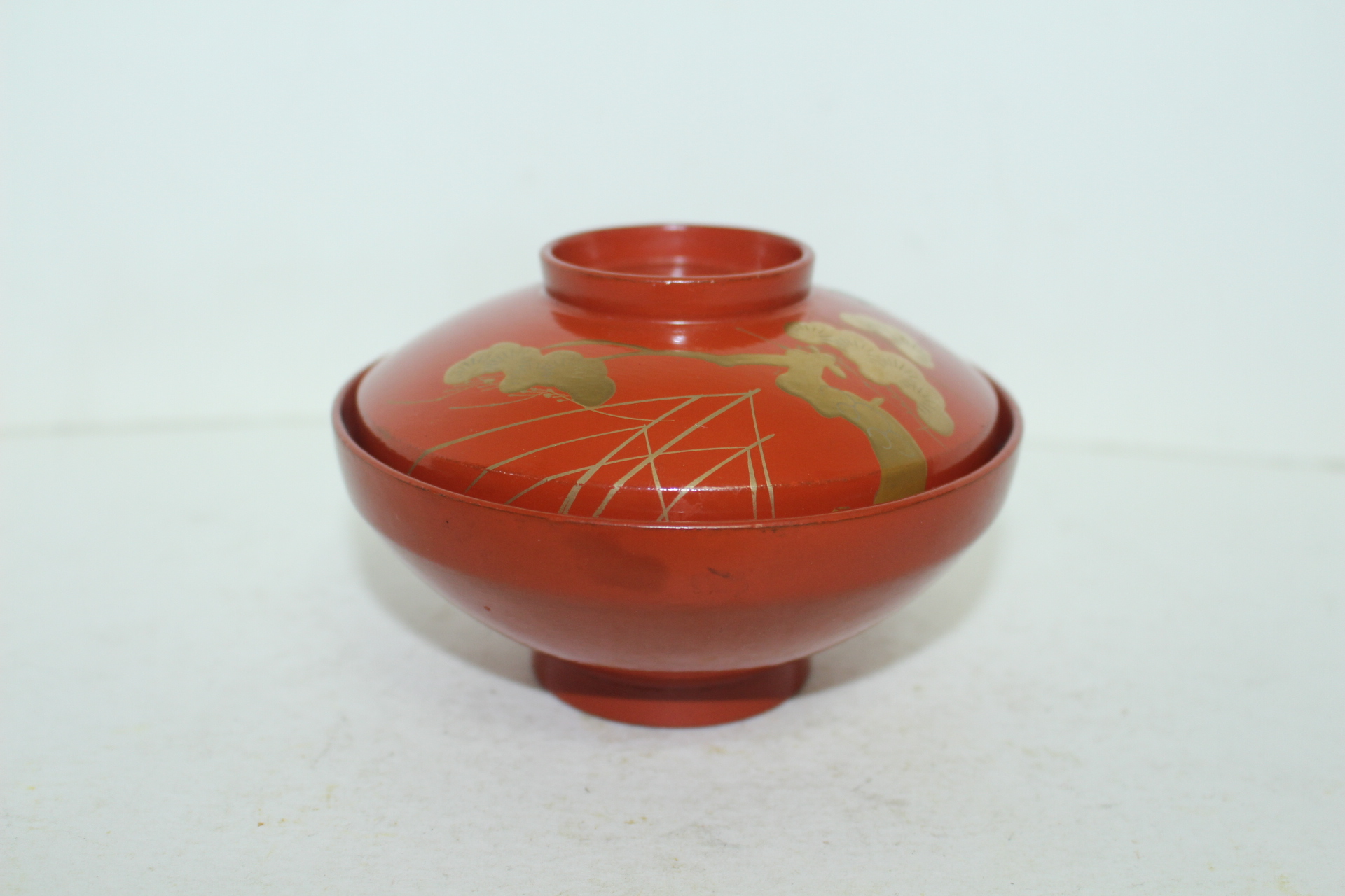 나무에 주칠후 금채화문된 개완