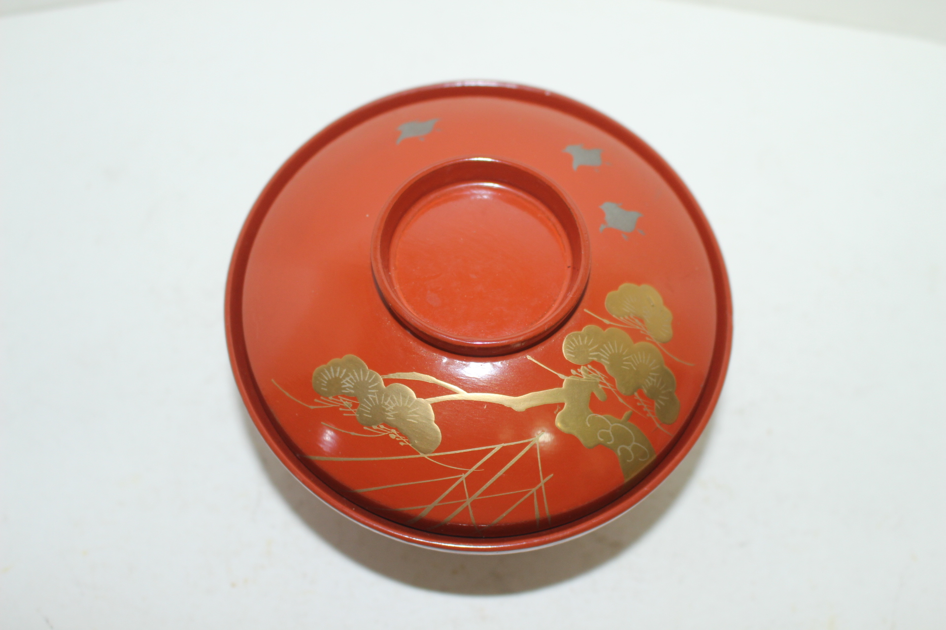 나무에 주칠후 금채화문된 개완