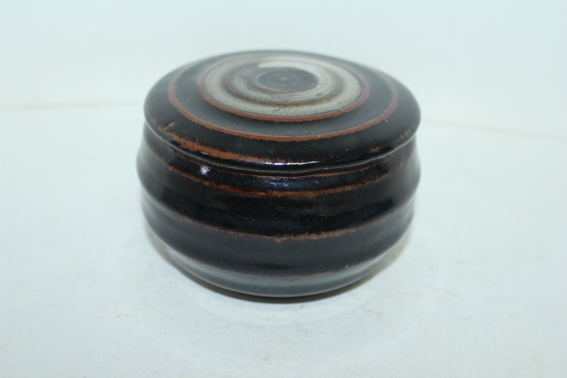 흑유청자 두껑있는 차통