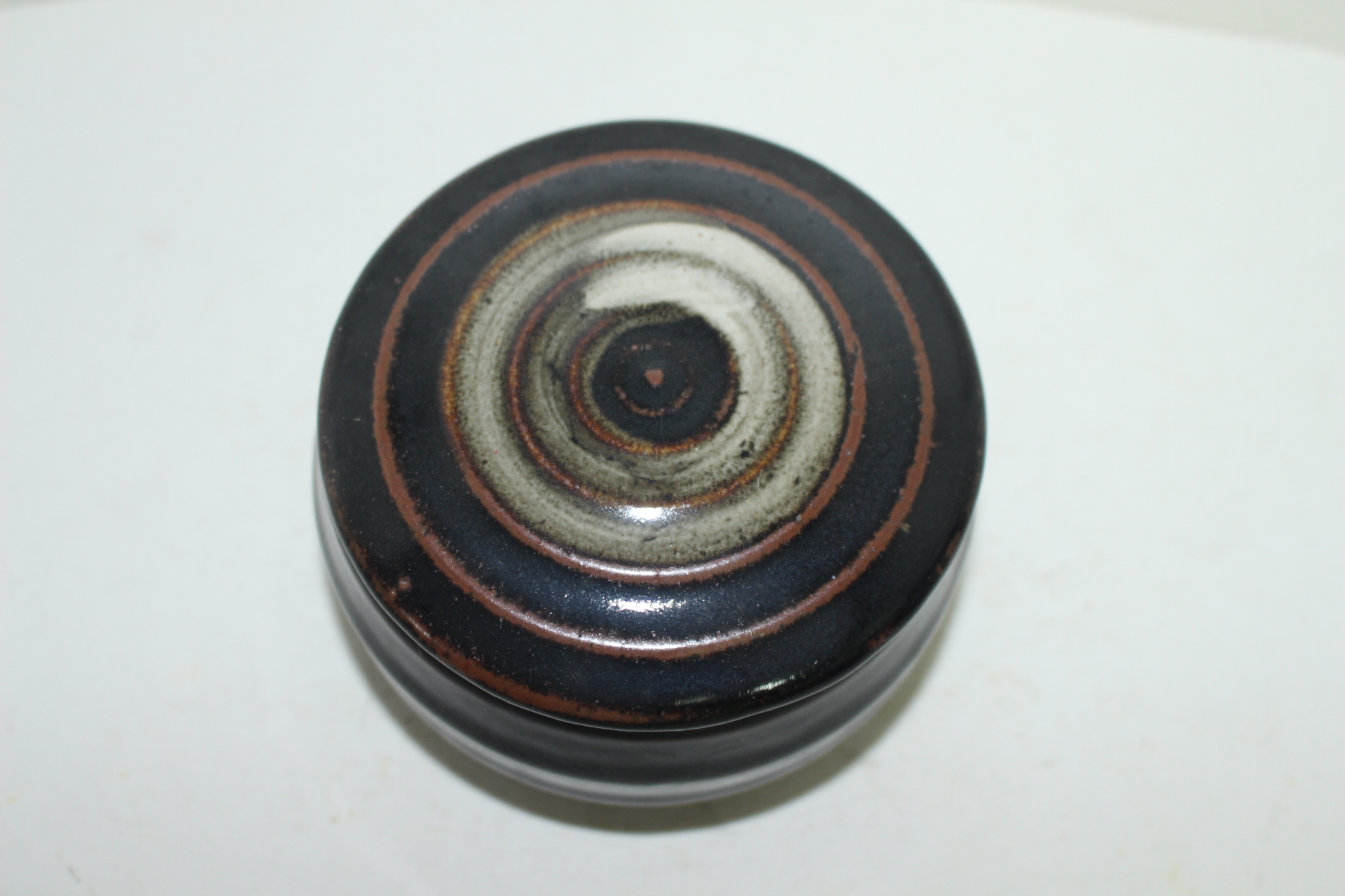 흑유청자 두껑있는 차통